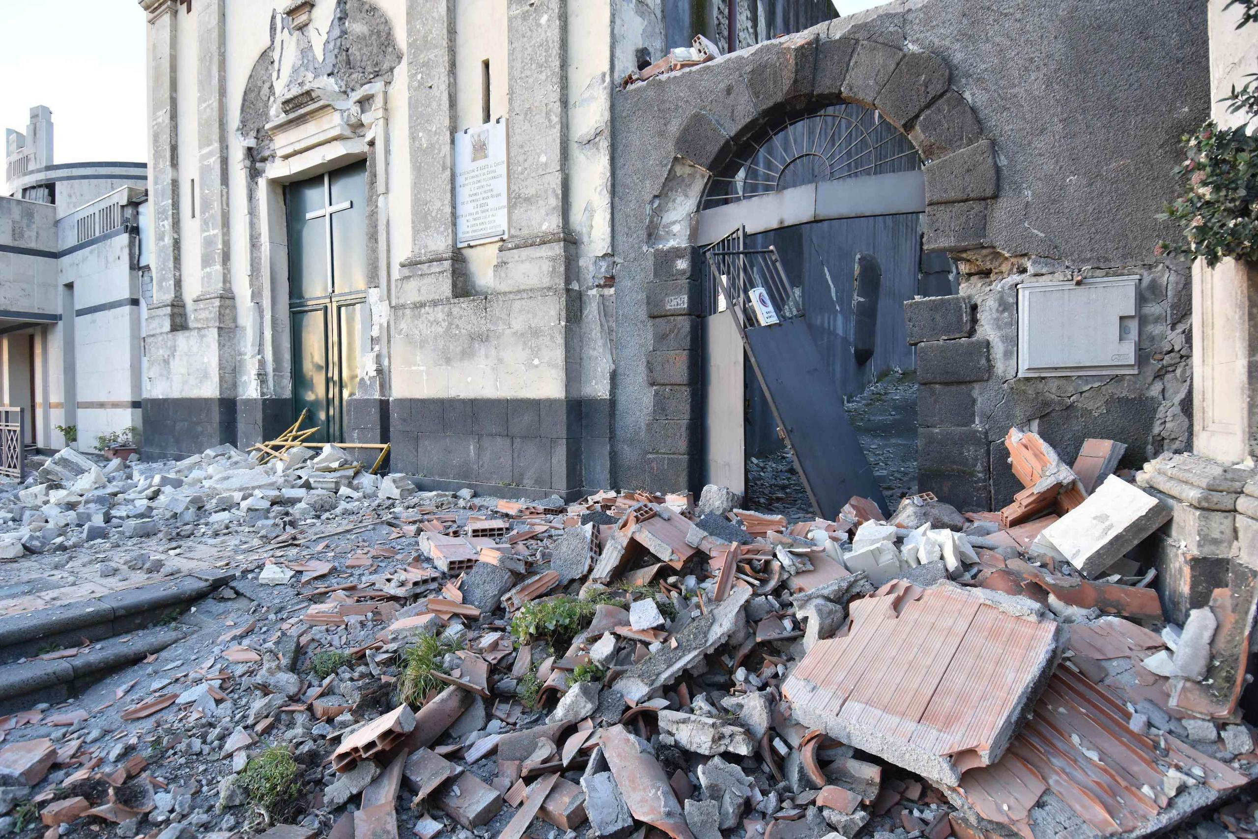 El sismo tuvo como epicentro las localidades de Viagrande y Trecastagni. (Orietta Scardino / ANSA vía AP)
