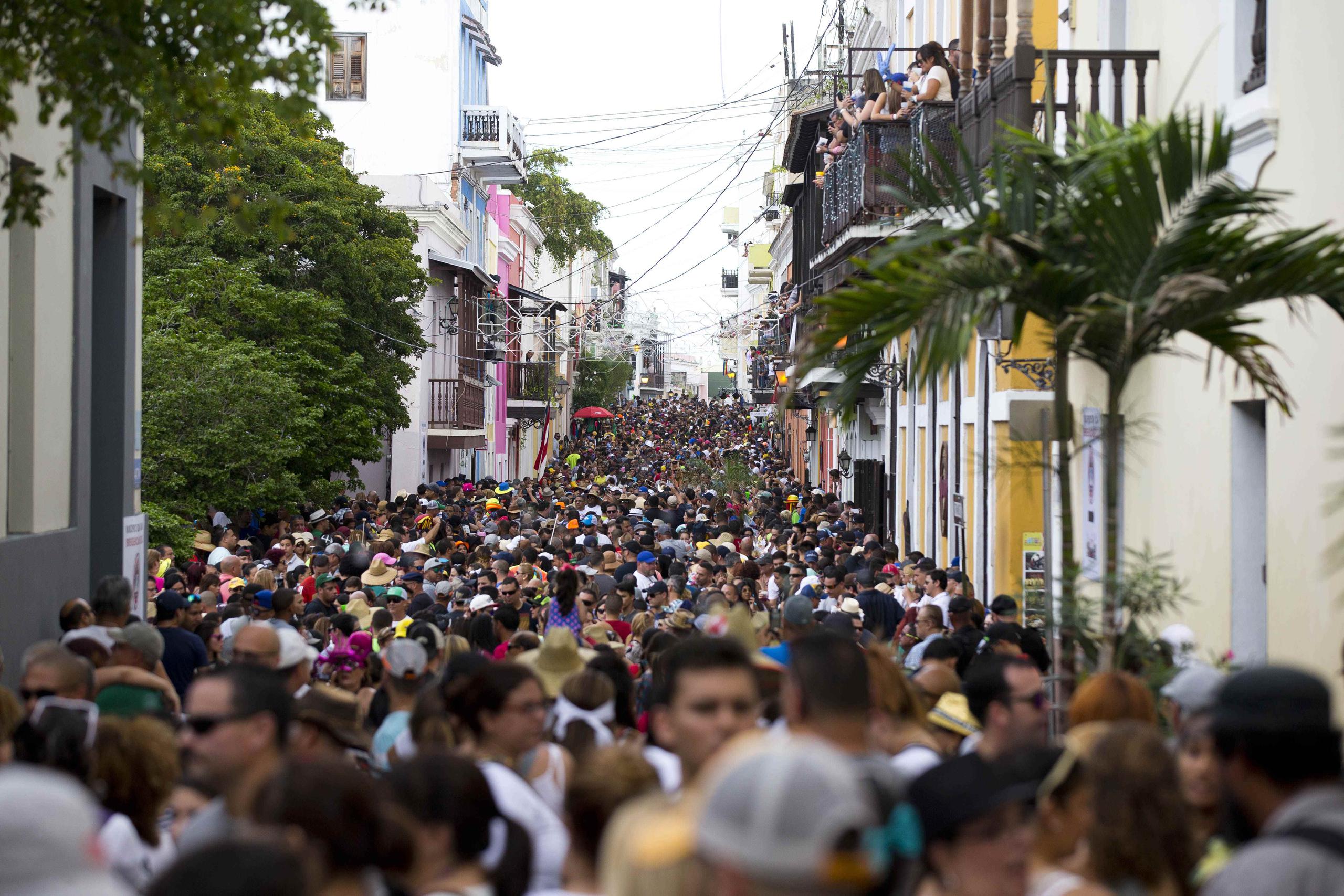 En actividades multitudinarias como las de las Fiestas de la Calle San Sebastián es sumamente difícil controlar la venta de alcohol a menores.