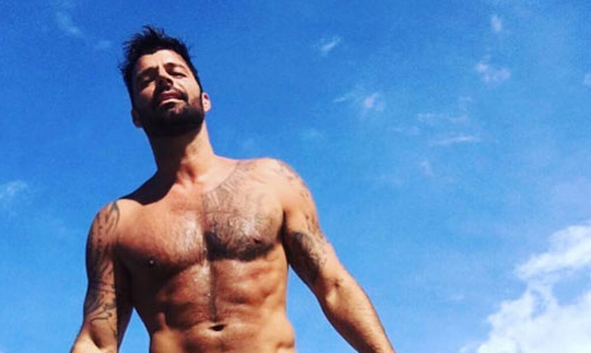 Ricky Martin deja ver su cuerpazo Primera Hora