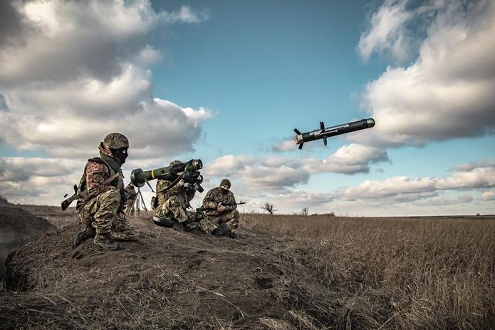 Soldados ucranianos en maniobras militares el pasado 23 de diciembre. EE.UU. y la OTAN han manifestado que Rusia no tiene poder para impedir que otro país, como Ucrania, ingrese al organismo internacional.