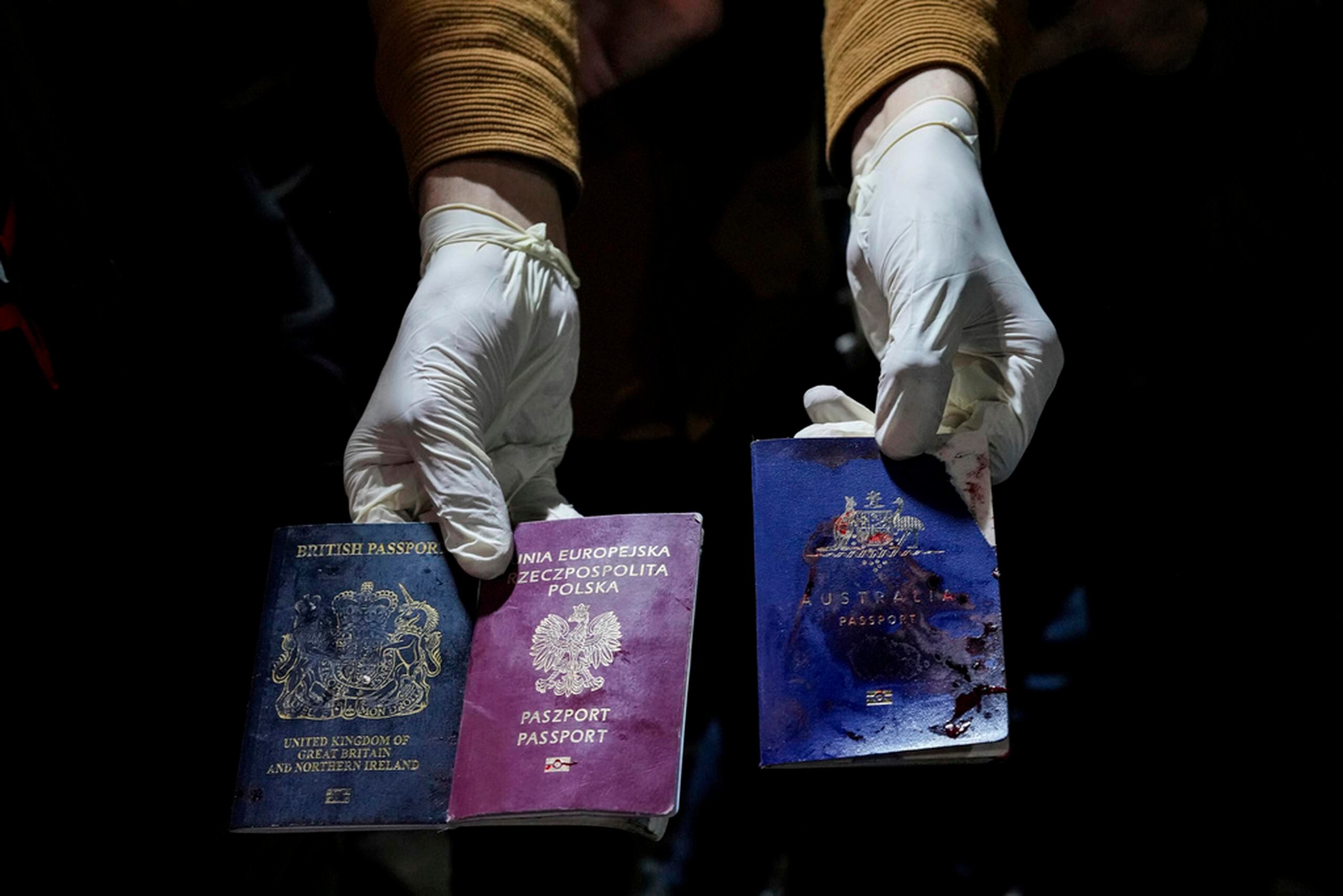 Un hombre muestra pasaportes británicos, polacos y australianos manchados de sangre después del ataque aéreo israelí en Deir al-Balah, Franja de Gaza, el 1 de abril de 2024.