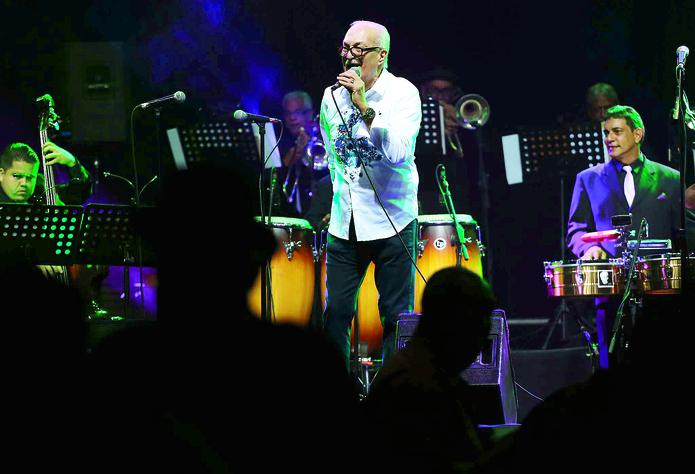 Paquito Guzmán comenzó su exitosa trayectoria musical a principios de los años 60 y por décadas cultivó éxitos en diversos géneros como el bolero, la guajira, la guaracha y la salsa.