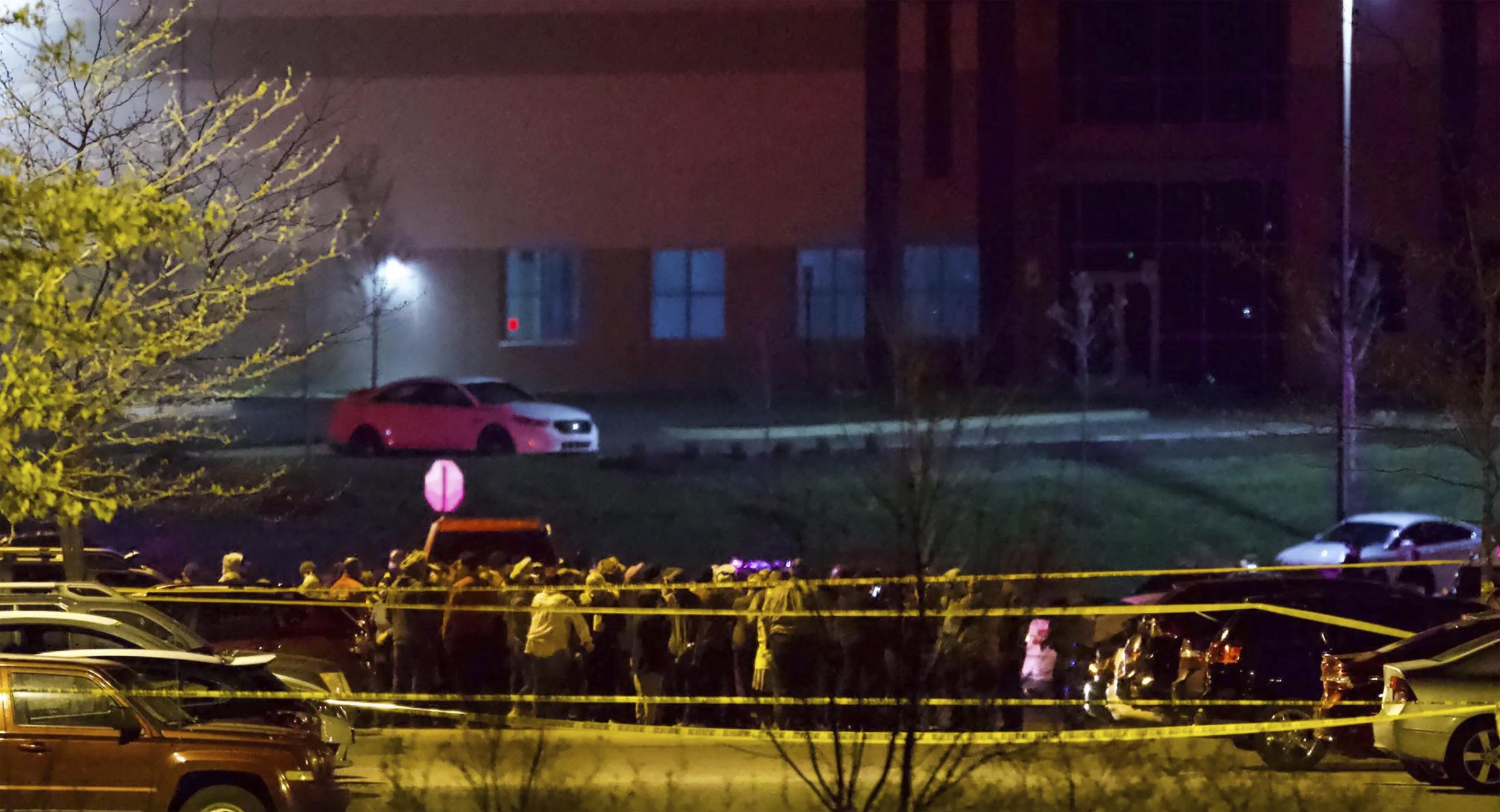 Una emisión en vivo de medios locales mostró que el estacionamiento en el exterior del edificio estaba acordonado con cinta policial.