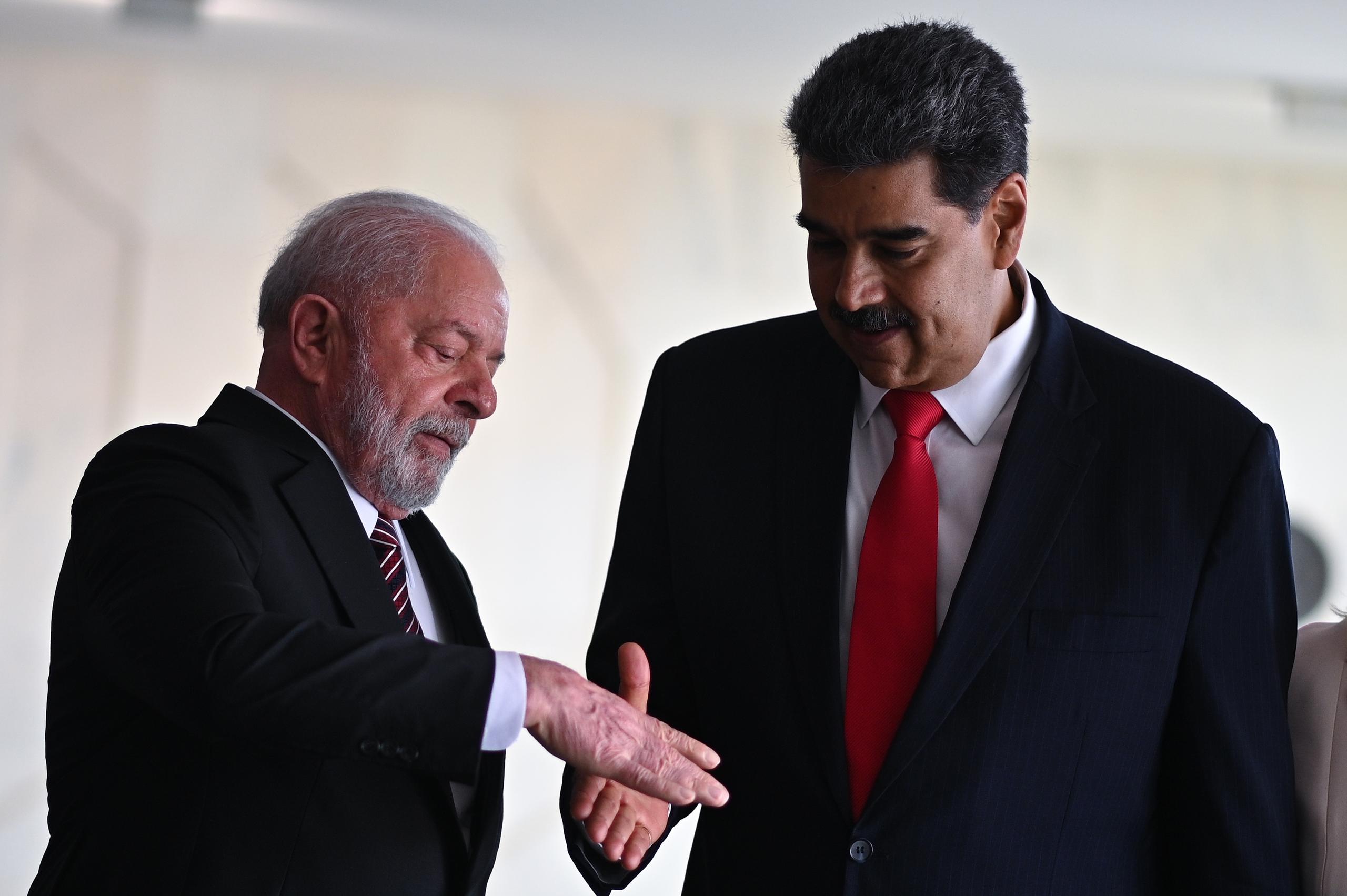 El presidente de Brasil, Luiz Inácio Lula da Silva, recibe al presidente de Venezuela, Nicolás Maduro, previo a un almuerzo en el Palacio de Itamaraty, en Brasilia, Brasil.