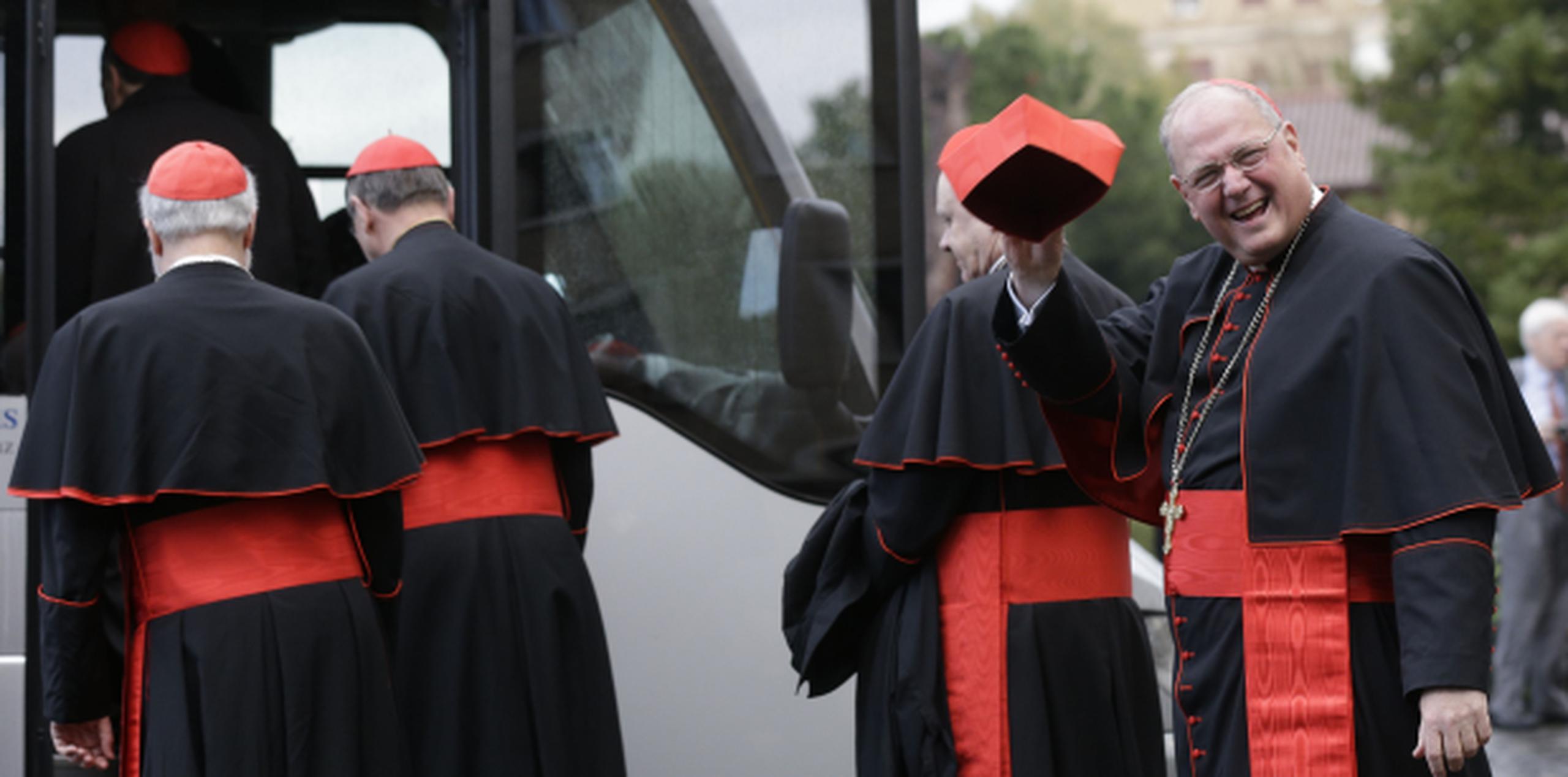 El cardenal Timothy Dolan saluda a la prensa. (AP Photo/Alessandra Tarantino)