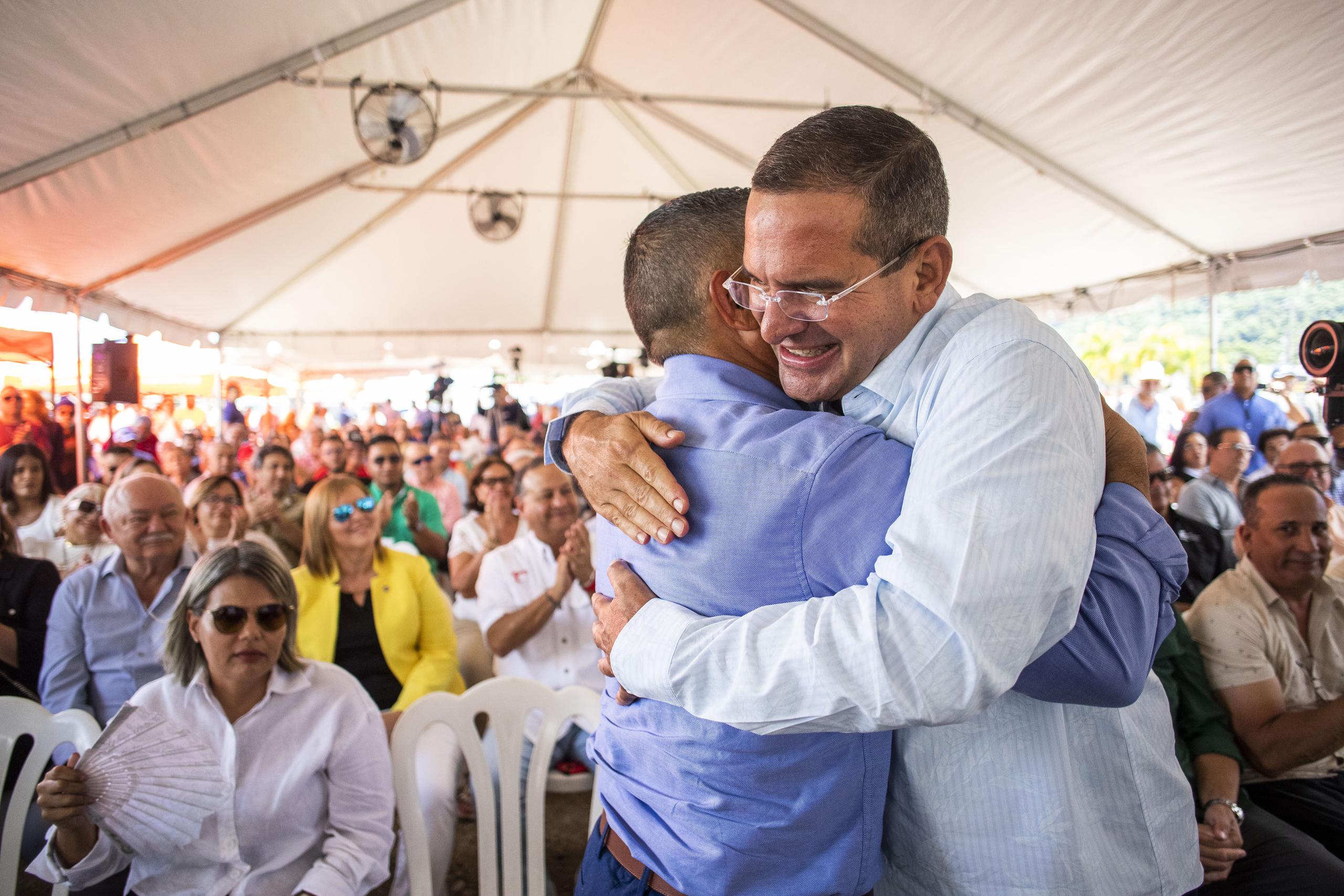 El gobernador Pedro Pierluisi abraza al alcalde de Yabucoa, Rafael Surillo, durante el anuncio. 