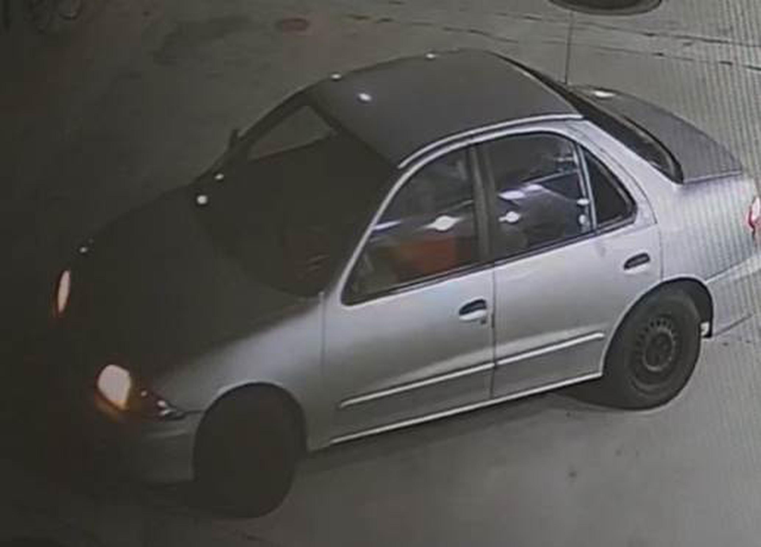 Vehículo en el que huyeron los dos sospechosos de asaltar la gasolinera Ecomaxx, ubicada en la avenida Franklin D. Roosevelt, en Hato Rey.