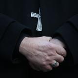 Arzobispo no guarda la cuarentena en Uruguay y lo multan con $925