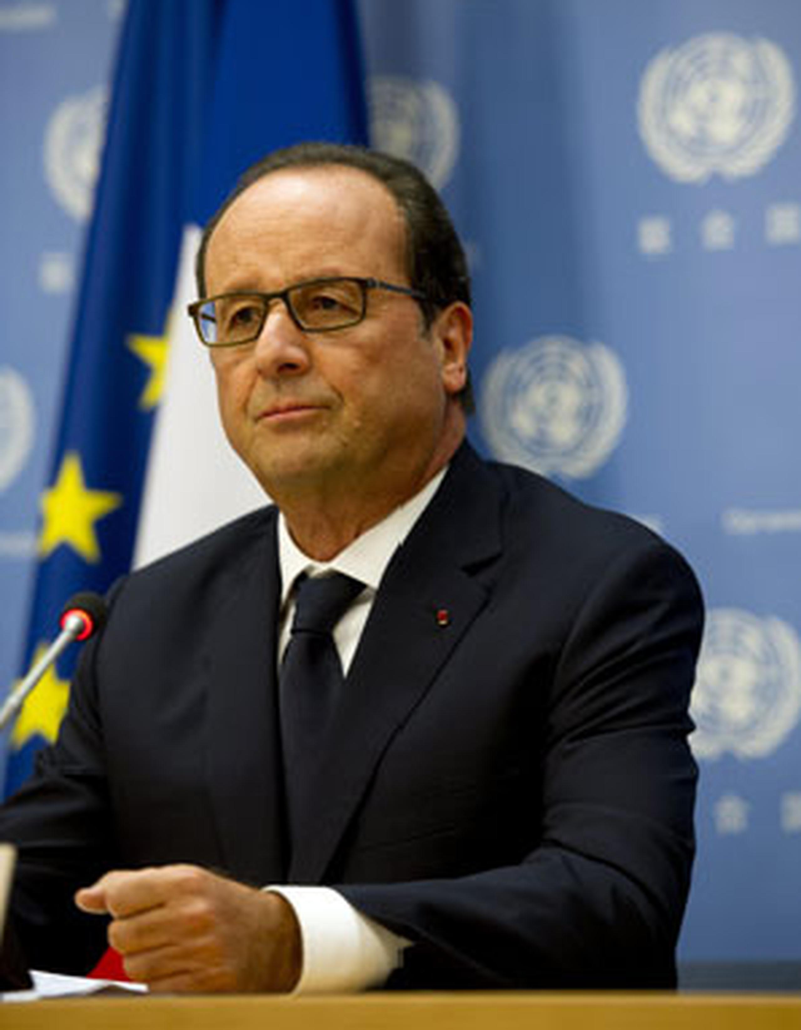 El presidente francés, François Hollande afirmó hoy que su país no cederá al ultimátum del grupo terrorista que ha secuestrado a un francés en Argelia y amenaza con degollarlo en unas horas, y que seguirá su apoyo militar a Irak contra los yihadistas del Estado Islámico.(EFE)