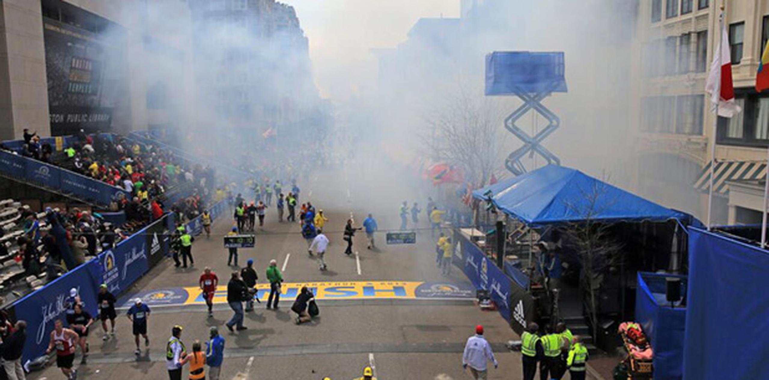 Los organizadores del maratón dijeron en su página de Facebook que los estallidos fueron ocasionados por bombas. (AP)
