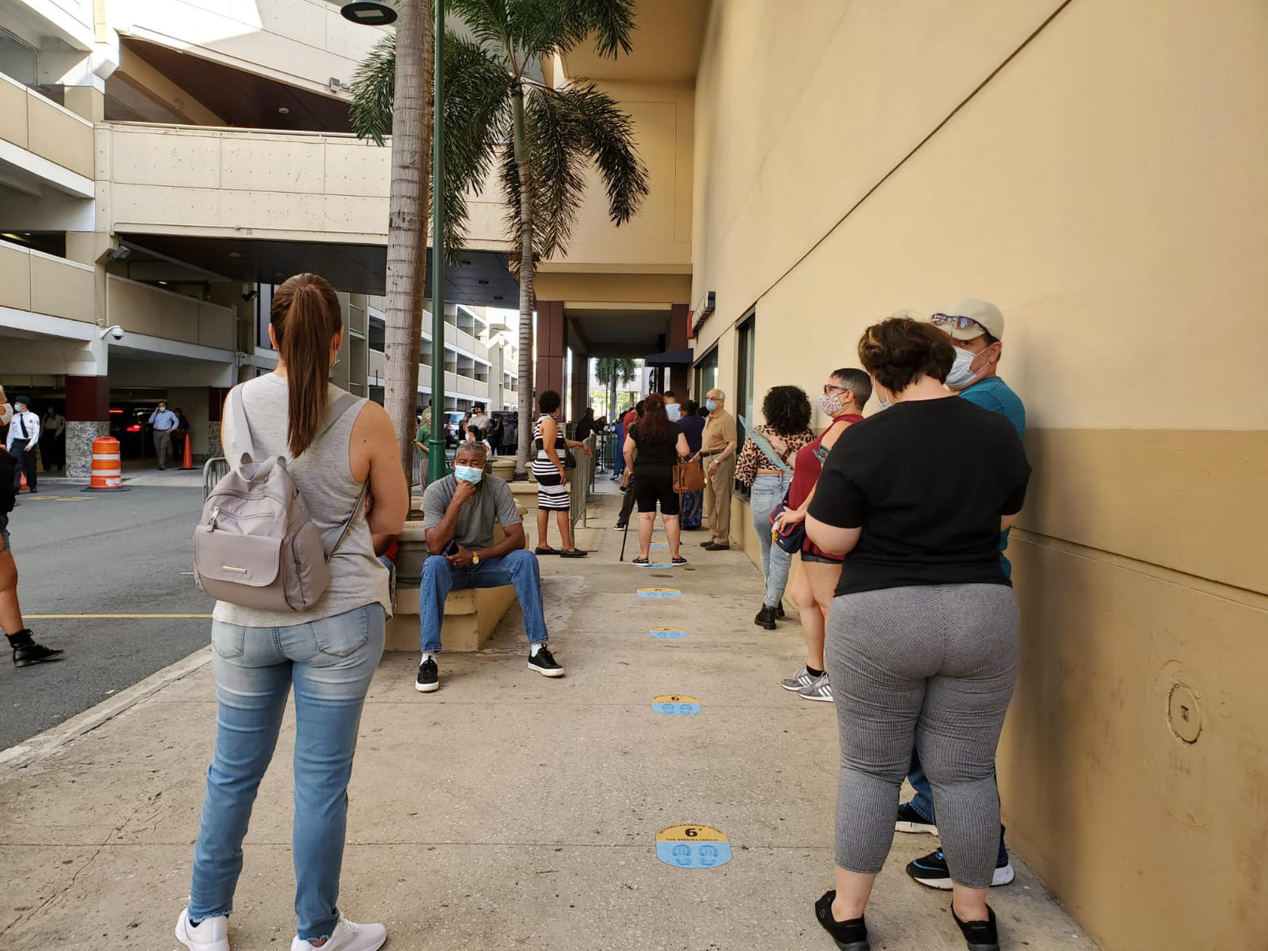 Ciudadanos esperaron con paciencia su turno para entrar al centro comercial.