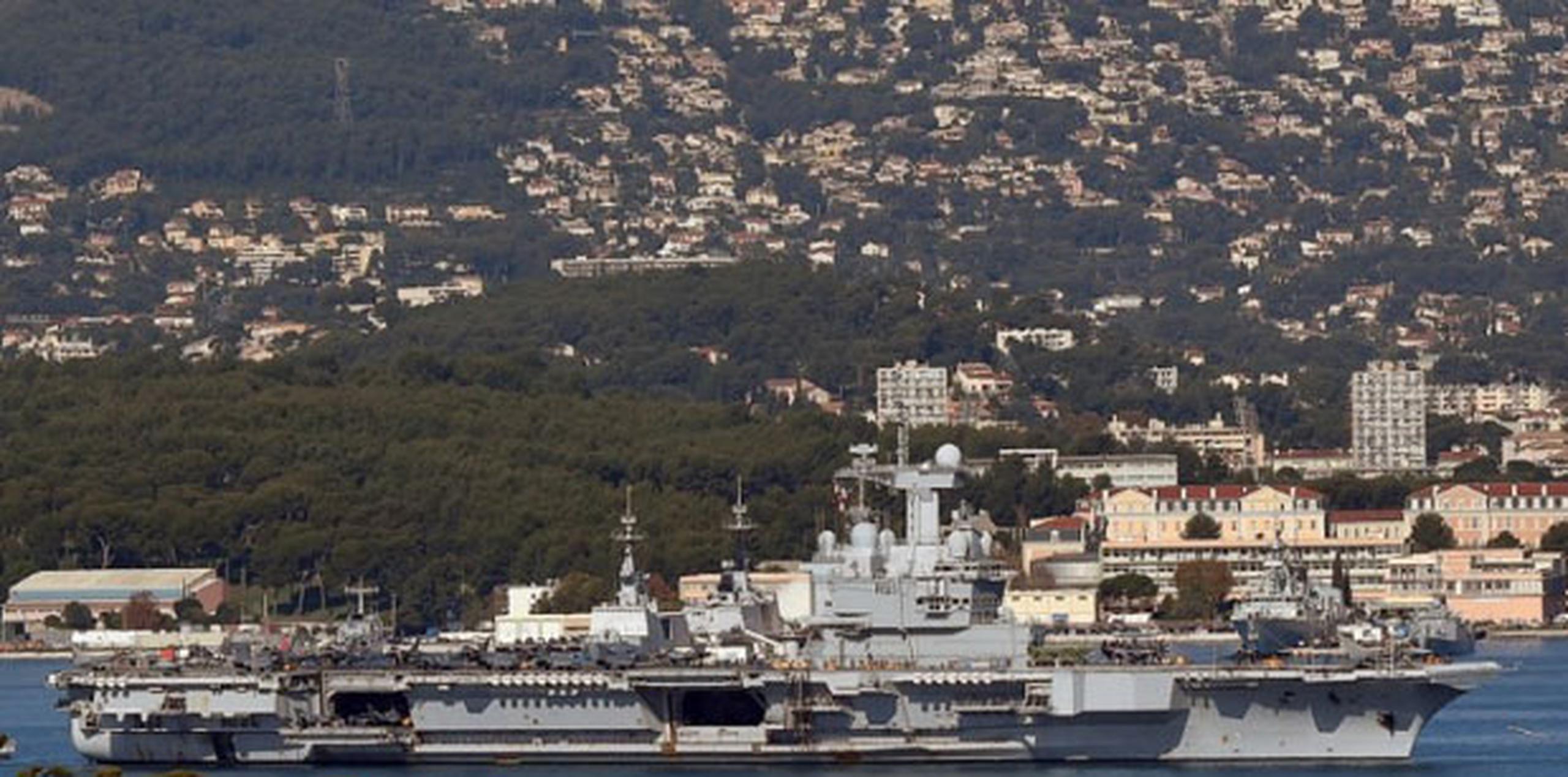El portaviones nuclear galo Charles De Gaulle sale del puerto militar de Toulon, en el sur de Francia, hoy, 18 de noviembre de 2015. El navío se dirige a Oriente Próximo para participar en la lucha contra Estado Islámico, Daesh, en Siria e Irak. (EFE/Sebastien Nogier)