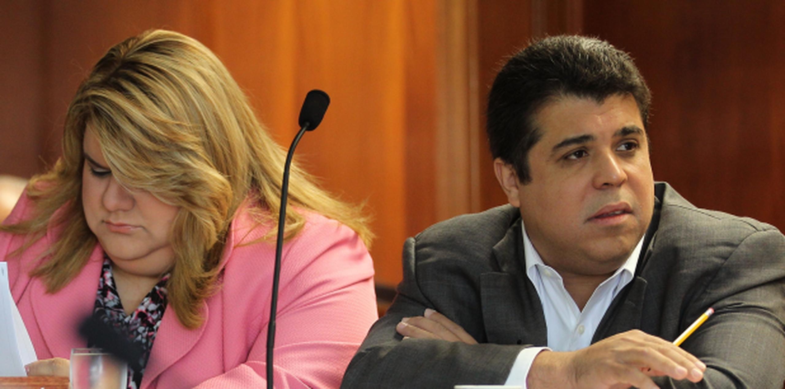 González y Vega Ramos, aquí en una vista legislativa, han intercambiado recursos legales por el fraude millonario cometido el pasado cuatrienio en la superintendencia del Capitolio. (Archivo)