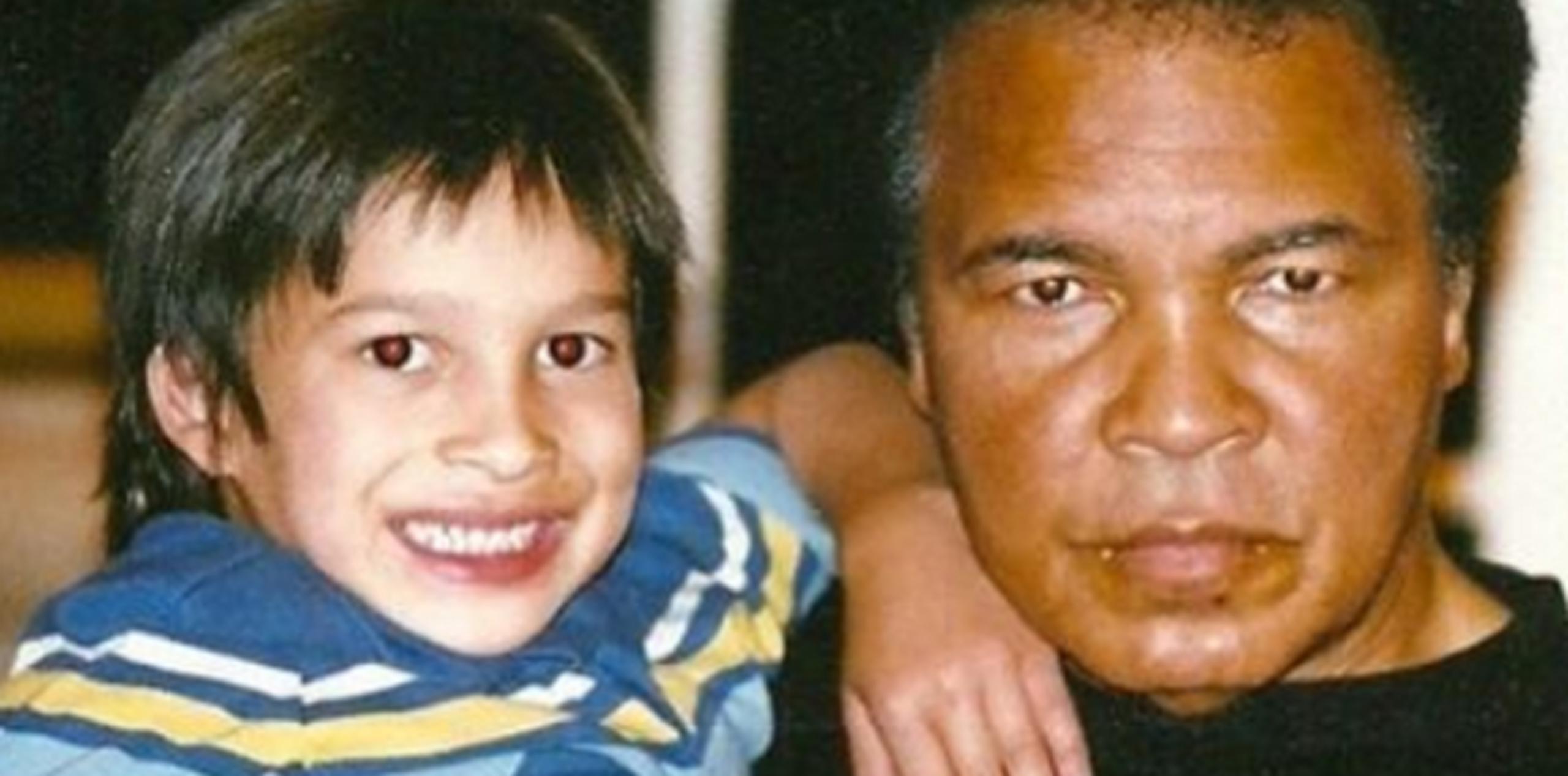 Biaggio Ali Walsh, en una foto de infancia con su recientemente fallecido y célebre abuelo. (Instagram)