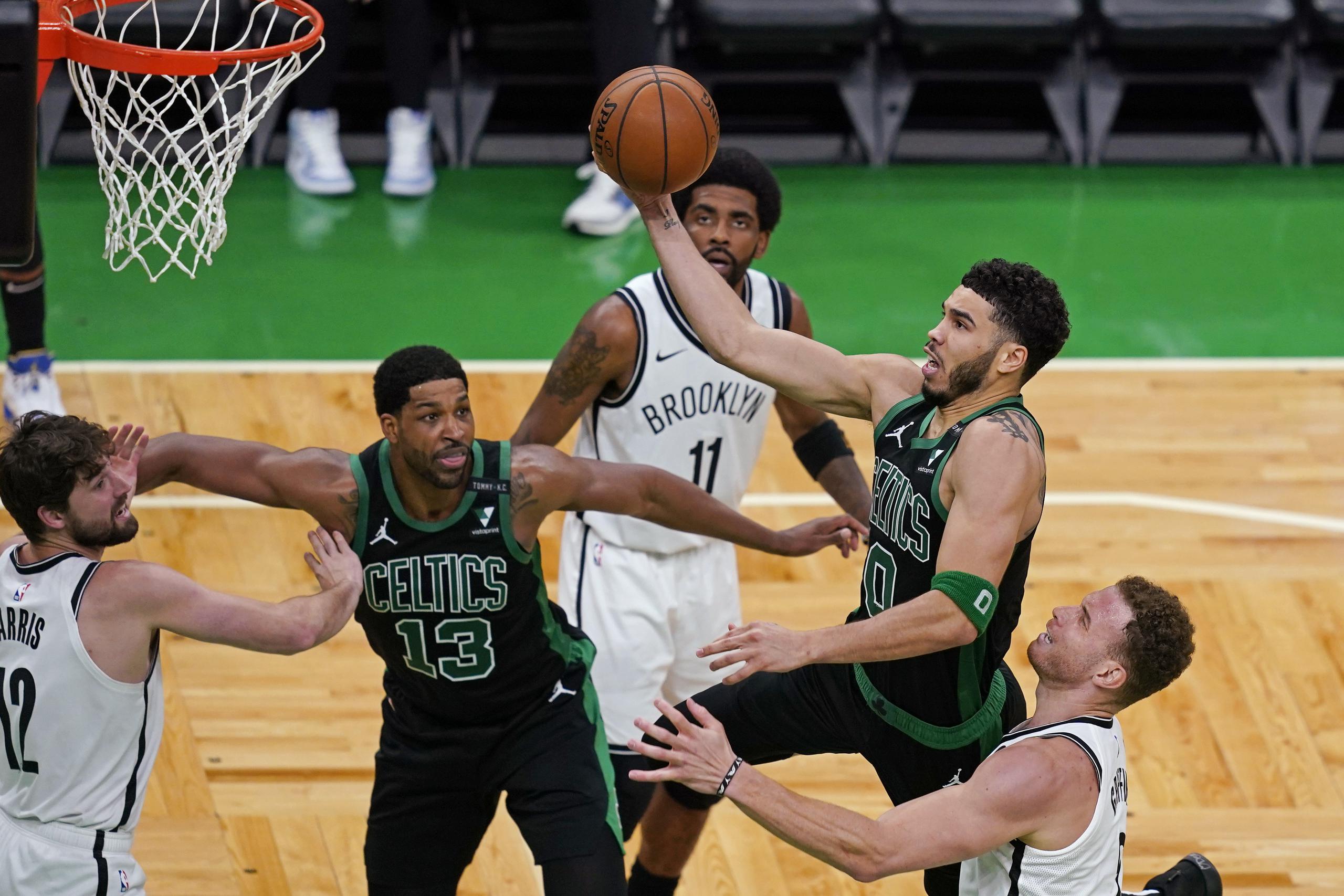 Jayson Tatum, de los Celtics, penetra hacia el canasto contra los Nets de Brooklyn en el tercer partido de primera ronda de playoffs.
