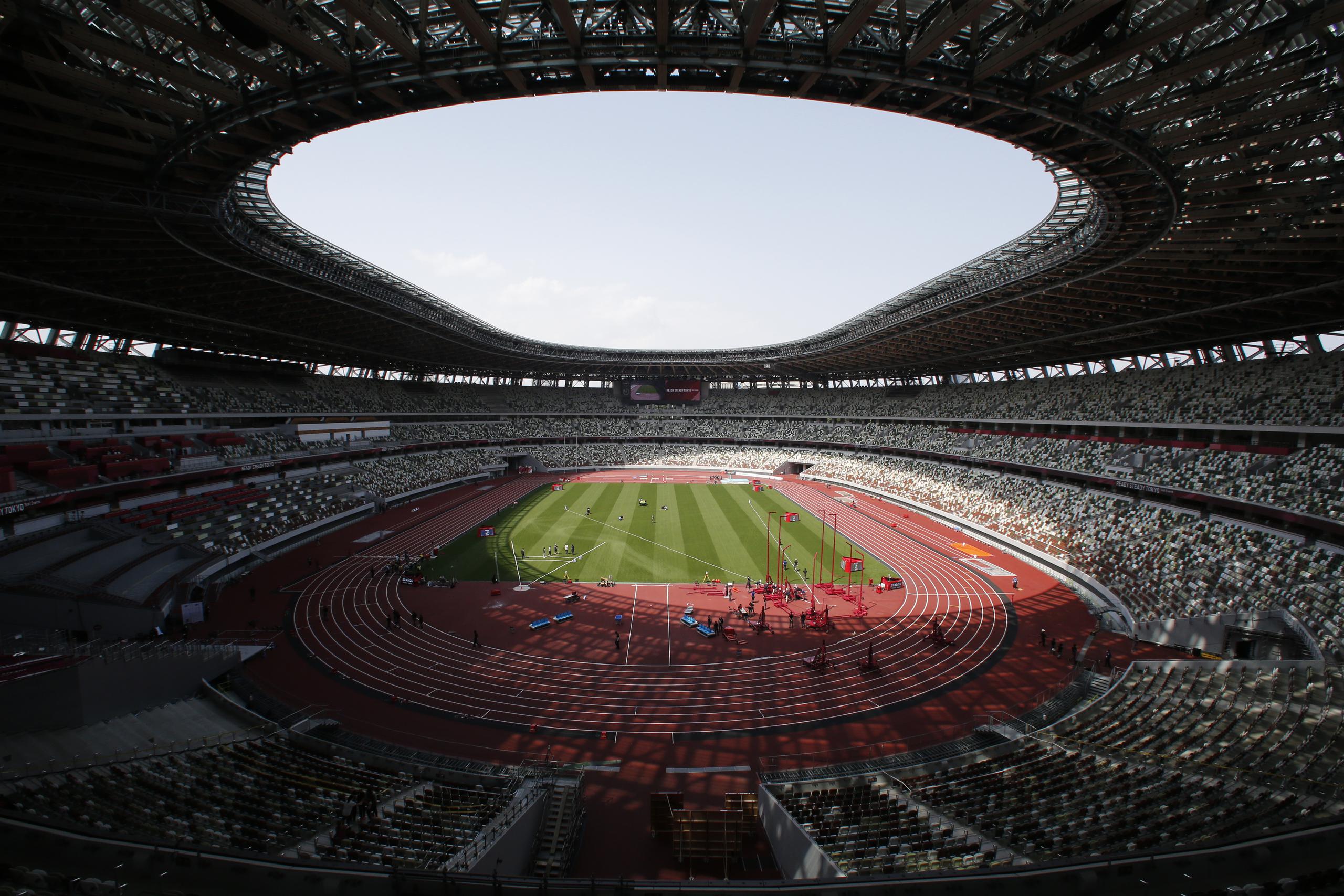 En la imagen, vista general del Estadio Nacional durante una competición preolímpica de atletismo antes de los Juegos de Tokio 2020, en Tokio, el 9 de mayo de 2021.