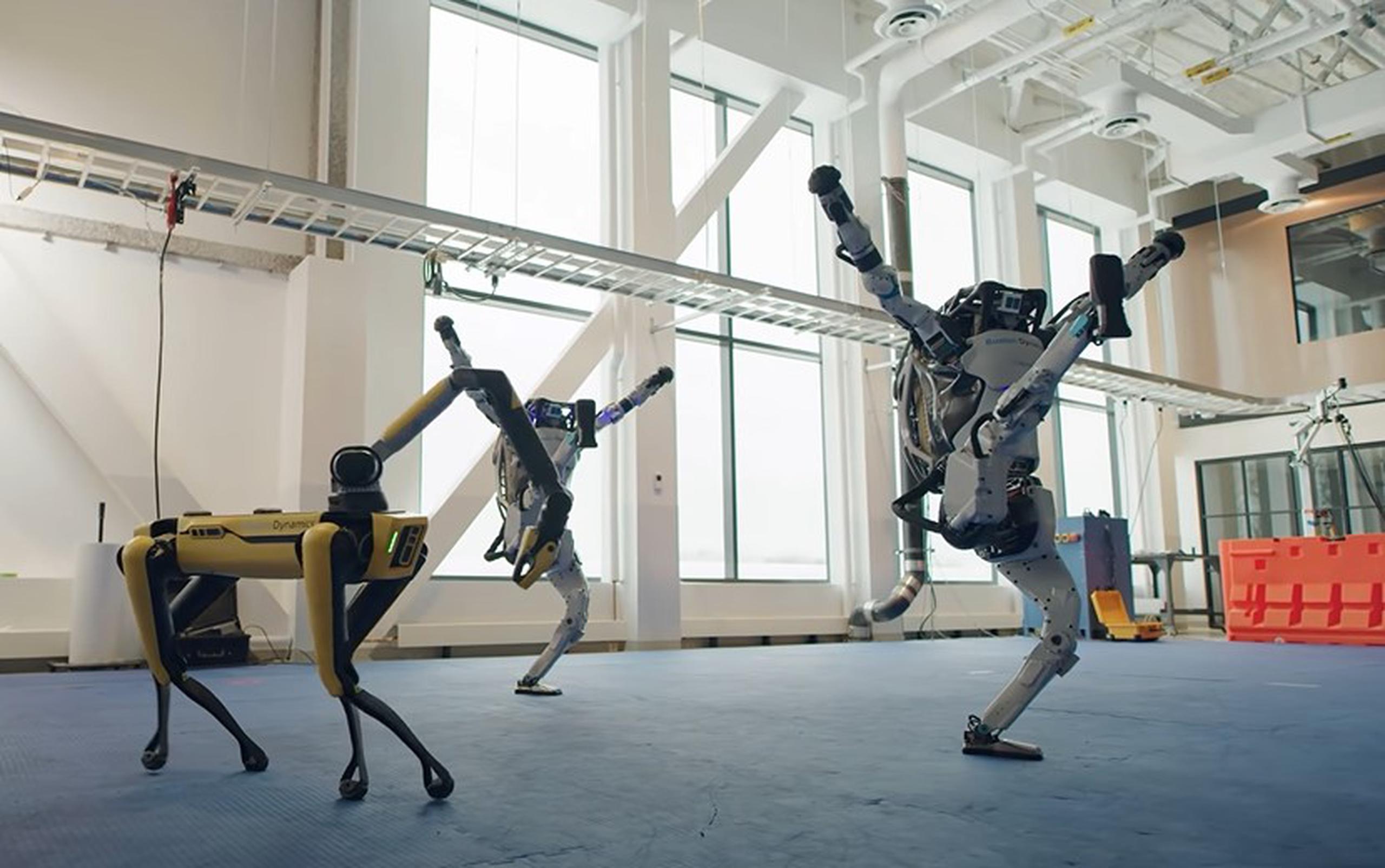 “Todo nuestro equipo se reunió para celebrar el comienzo de lo que esperamos sea un año más feliz”, expresó la compañía Boston Dynamics.