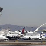 Avión de United aterriza de emergencia en Los Ángeles