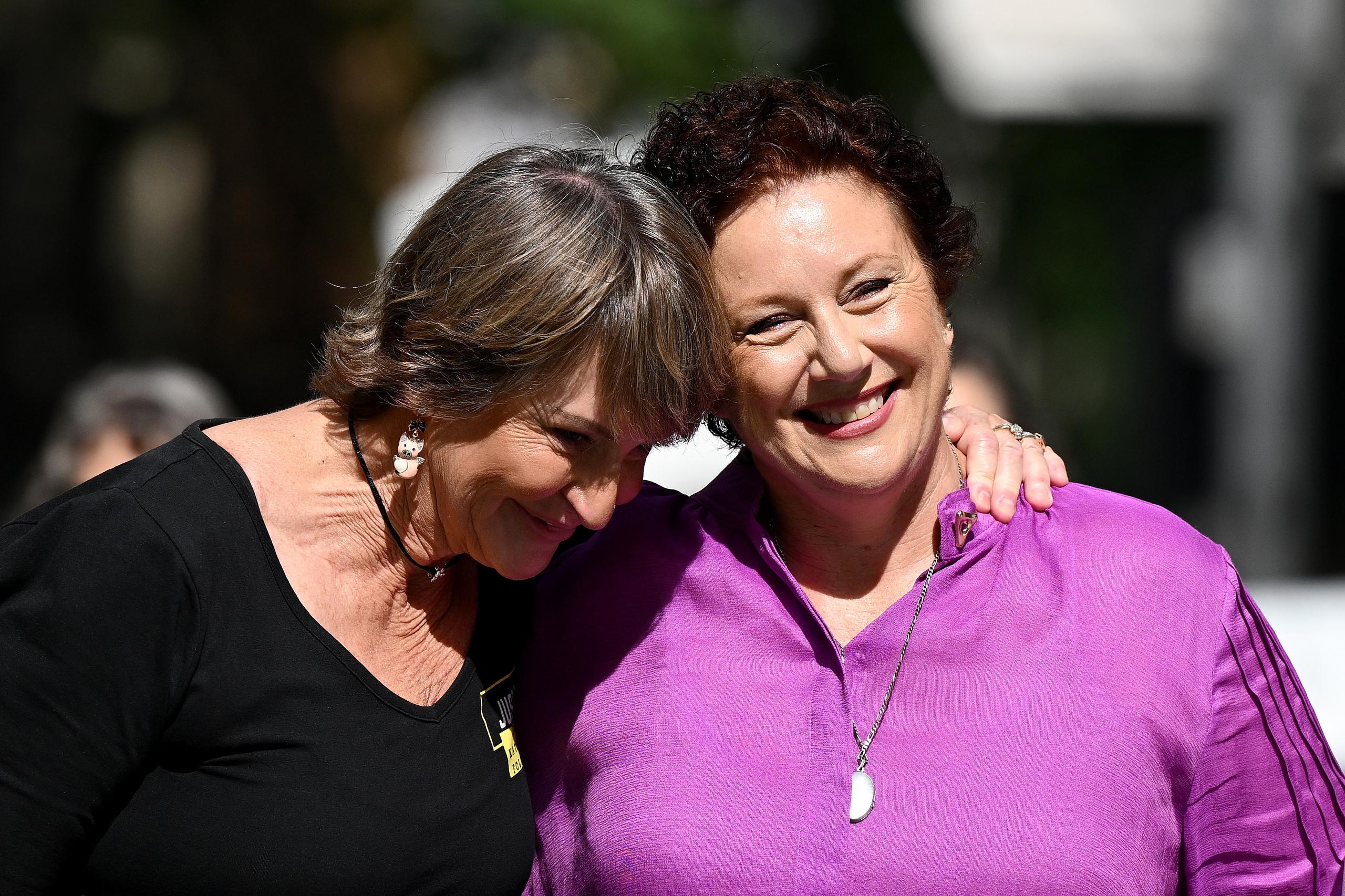 Kathleen Folbigg (derecha) y su amiga Tracy Chapman (izquierda) llegan al Tribunal de Apelación Penal de Nueva Gales del Sur en Sydney, Australia, el 14 de diciembre de 2023.