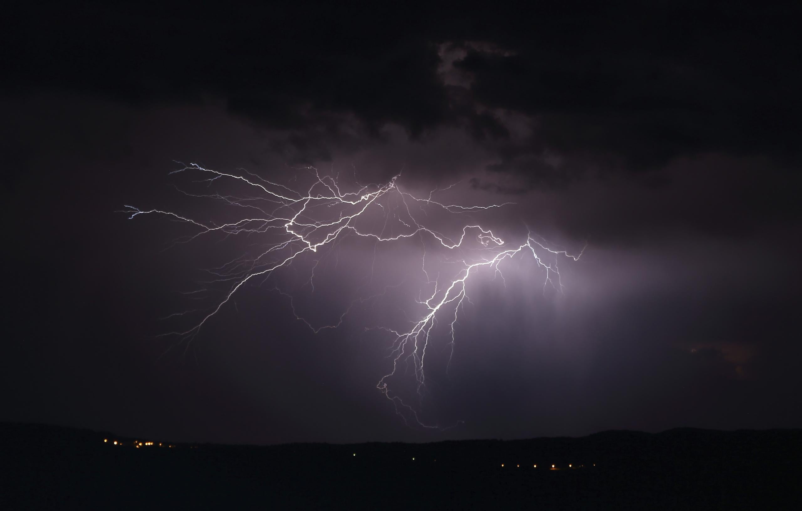 Imagen de archivo de rayos durante una tormenta.