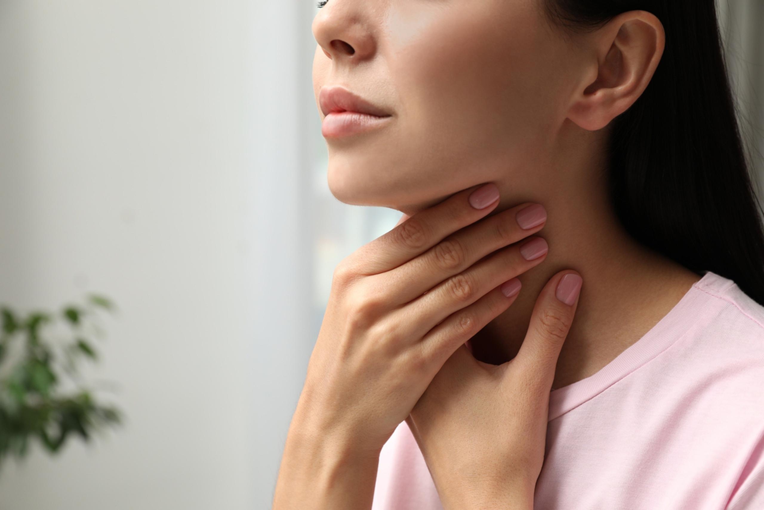 El hipertiroidismo y el hipotiroidismo se pueden diagnosticar a través de pruebas de función tiroidea.