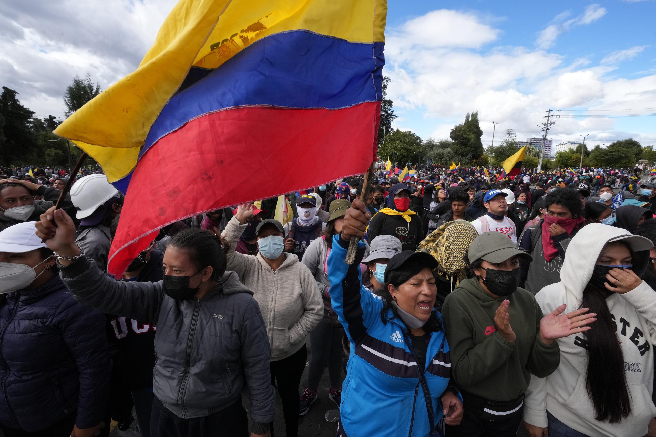 Manifestantes se reúnen para mostrar su apoyo a las recientes protestas y el paro nacional contra el gobierno del presidente Guillermo Lasso cerca de la Asamblea Nacional, en Quito, Ecuador, el sábado 25 de junio de 2022.  (AP Foto/Dolores Ochoa)