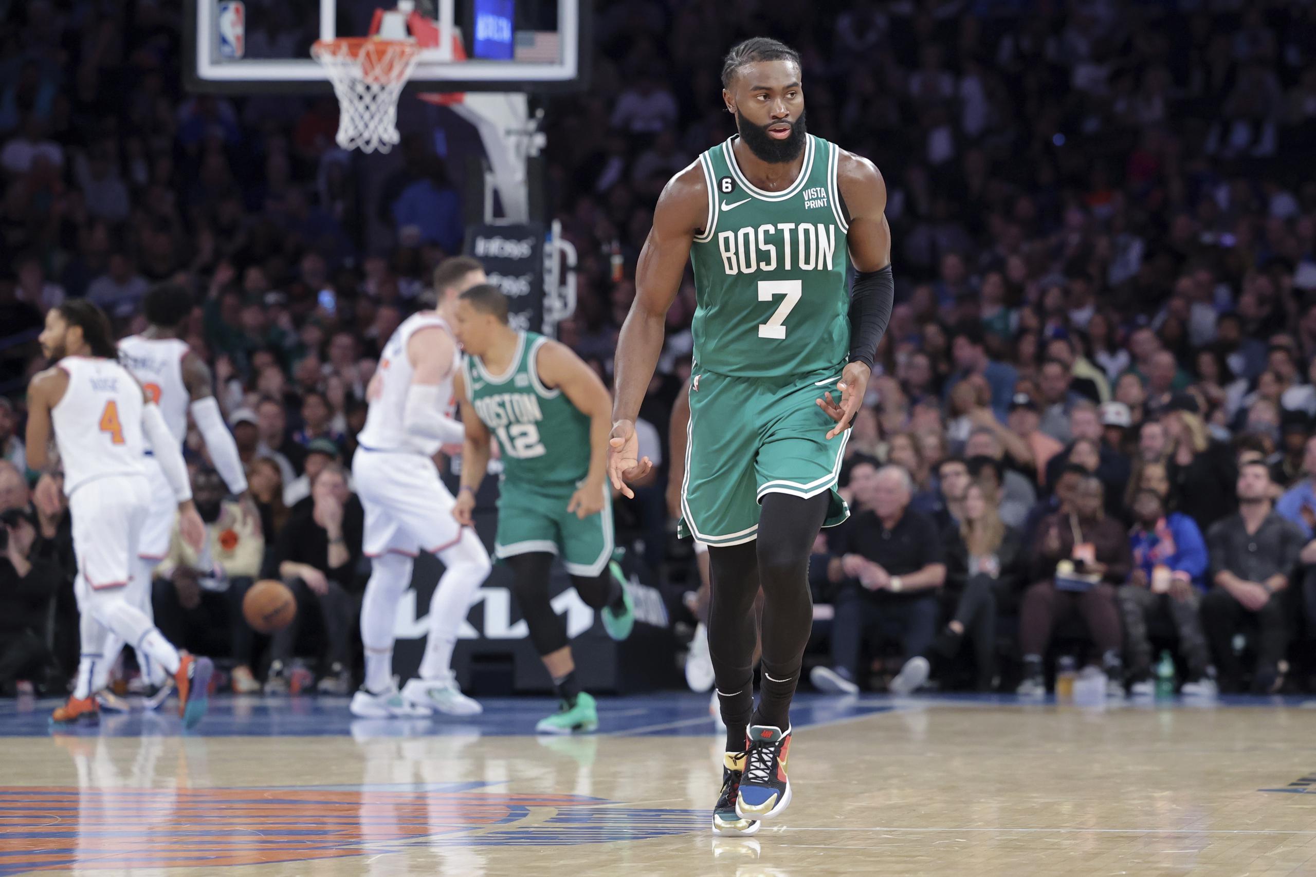 Jaylen Brown, de los Celtics de Boston, gesticula luego de encestar un triple ante los Knicks de Nueva York el sábado.