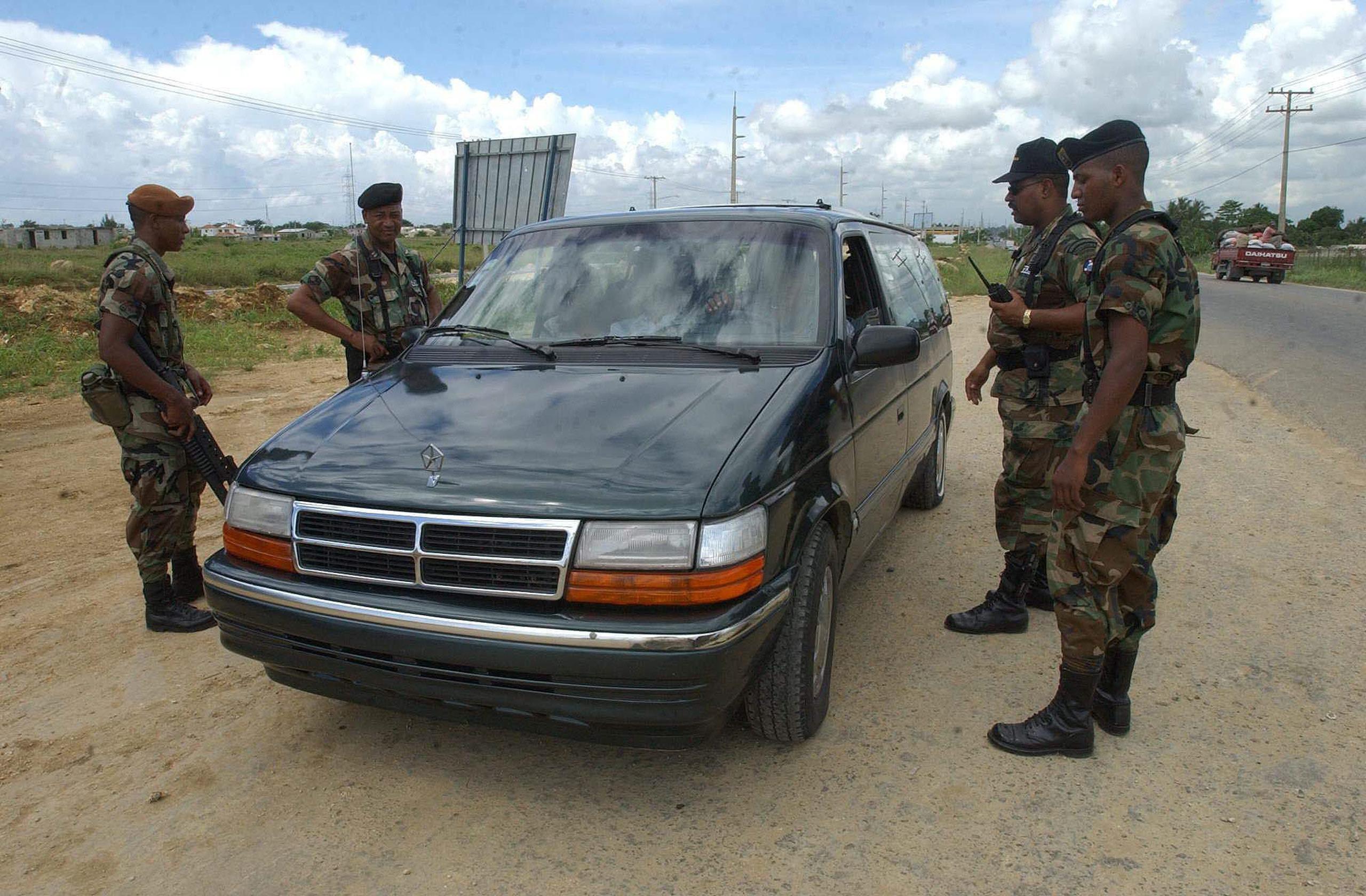 Miembros del ejército dominicano realizan controles en la zona fronteriza con Haití. (EFE / Archivo)