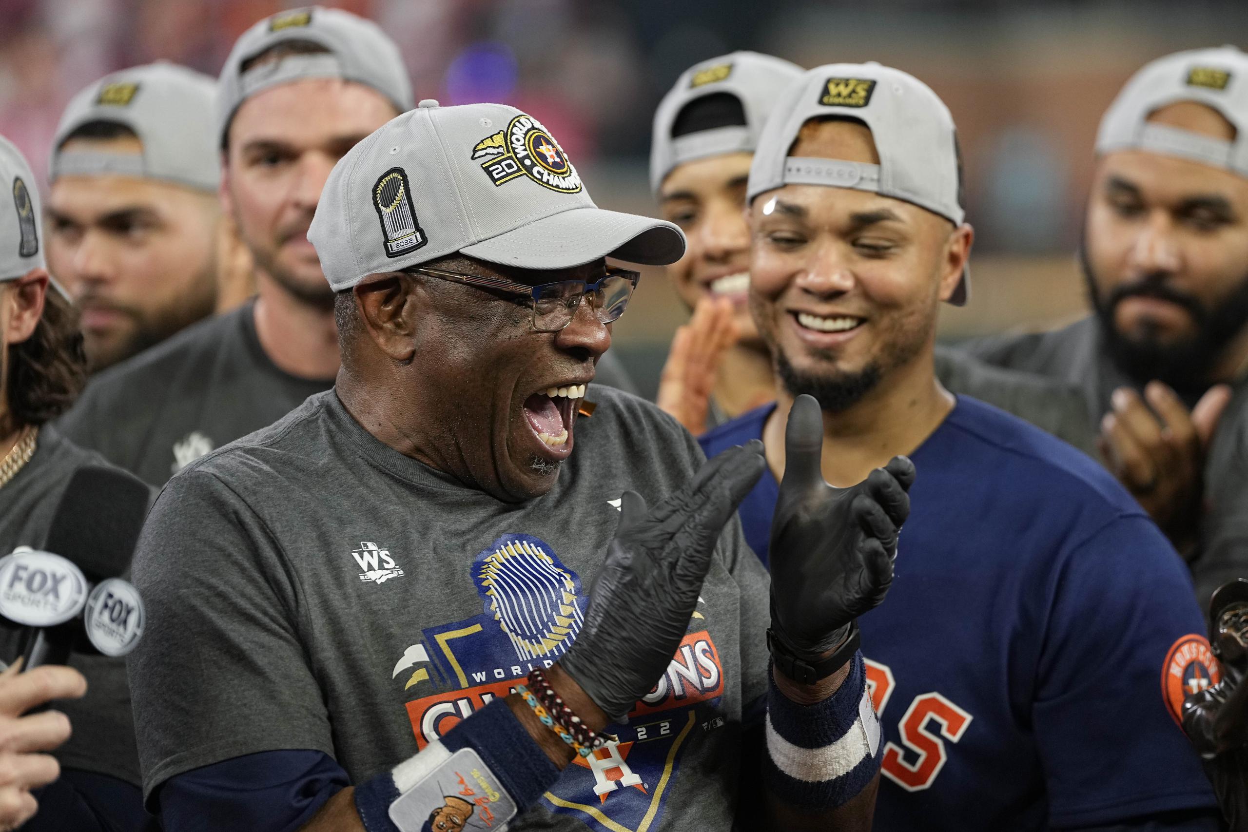 El dirigente Dusty Baker celebra luego de que los Astros de Houston ganaran la Serie Mundial.