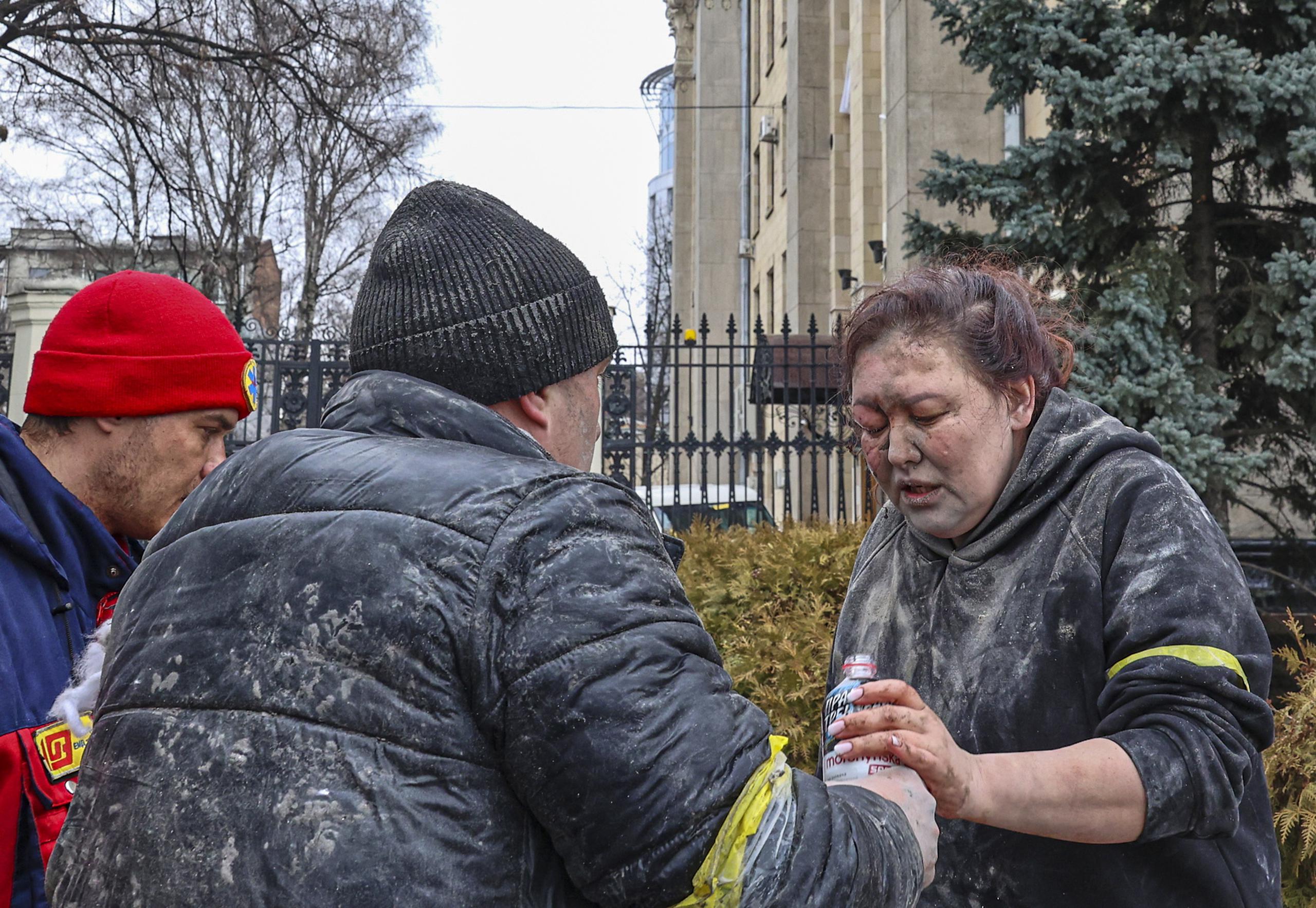 Una mujer es atendida de las heridas sufridas en un bombardeo ruso sobre la ciudad ucraniana de Járkov. EFE/EPA/SERGEY DOLZHENKO
