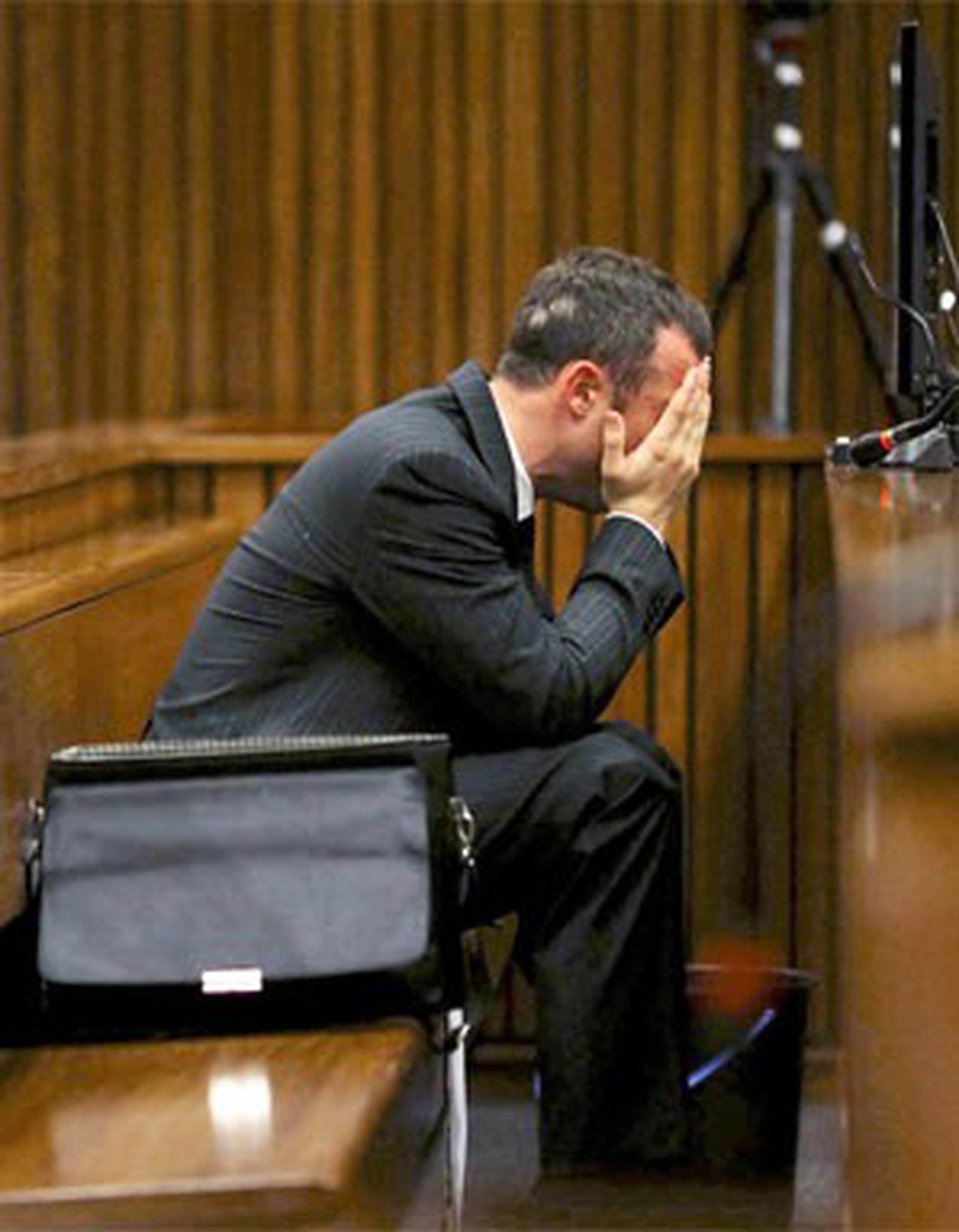 Antes de la muerte de Steenkamp, Pistorius era elogiado en todo el mundo como símbolo del triunfo de la voluntad sobre la adversidad. (AP Photo/Siphiwe Sibeko, Pool)