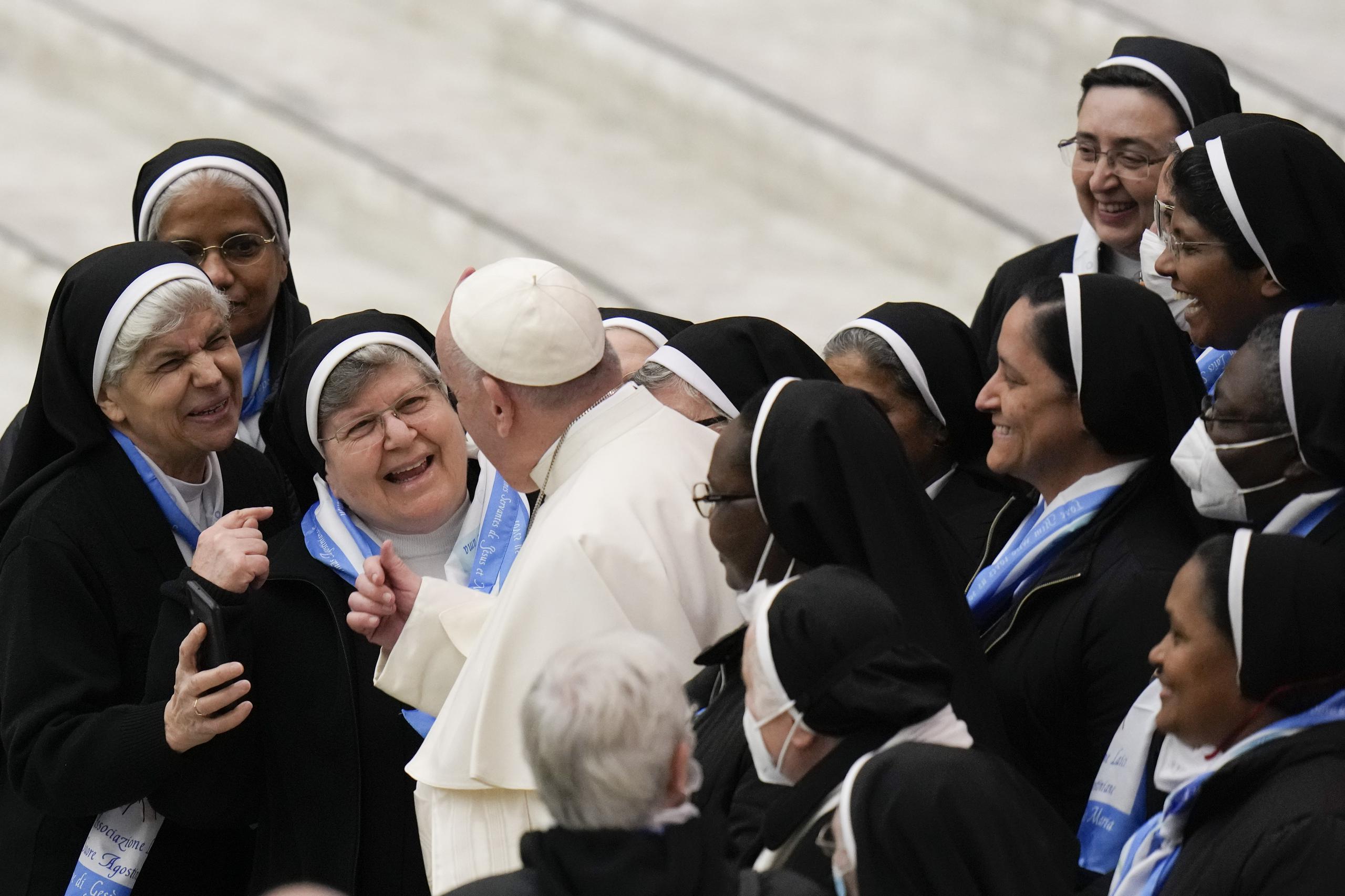 El Papa Francisco se reúne con un grupo de monjas durante su audiencia general semanal en el Salón Pablo VI, en el Vaticano, el miércoles 5 de enero de 2022 (AP Photo / Alessandra Tarantino).