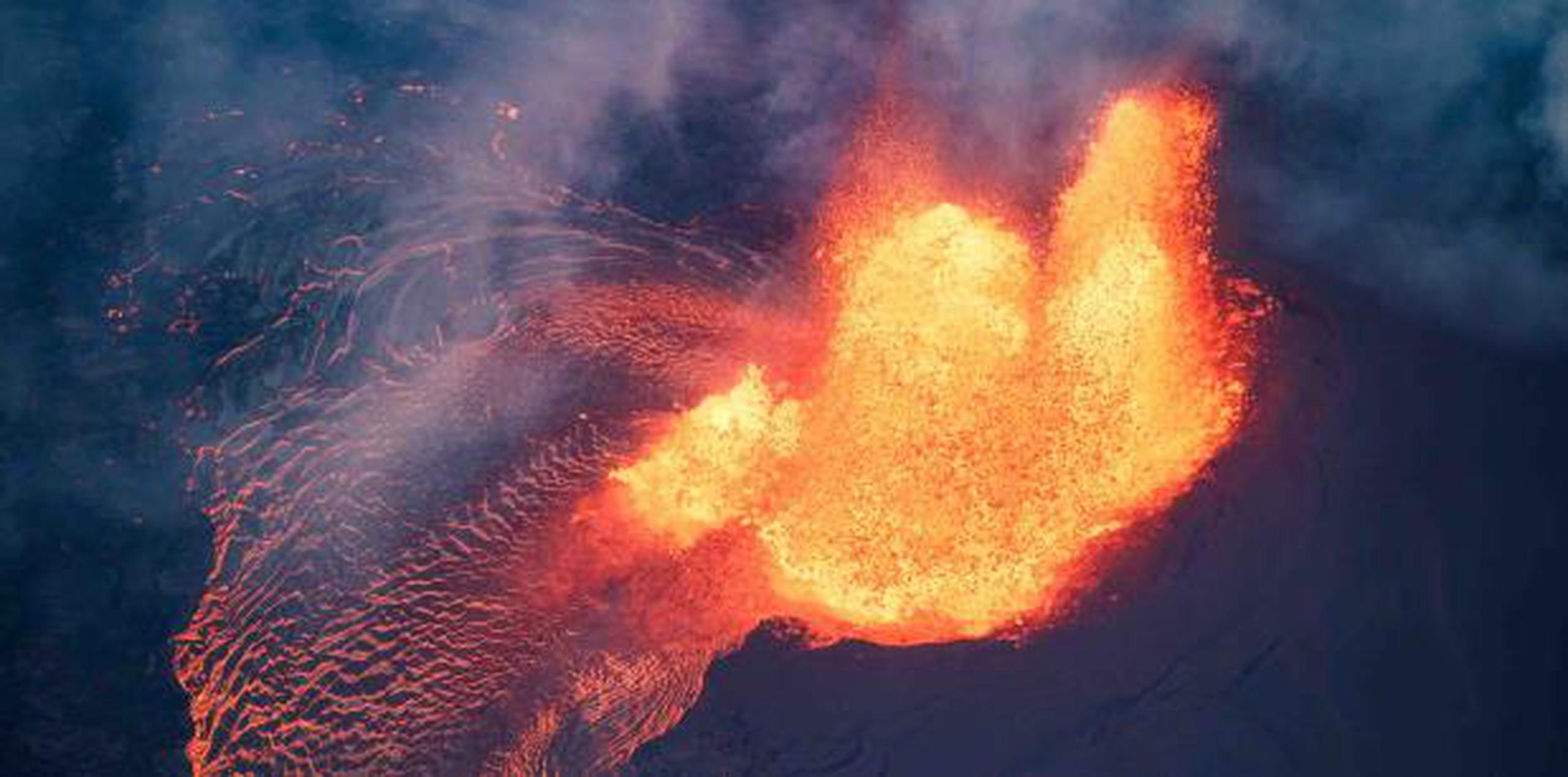 El volcán sigue siendo muy activo y no hay forma de saber cuándo terminará la erupción ni si se abrirán más respiraderos. (EFE / Bruce Omori / Paradise Helicopters)