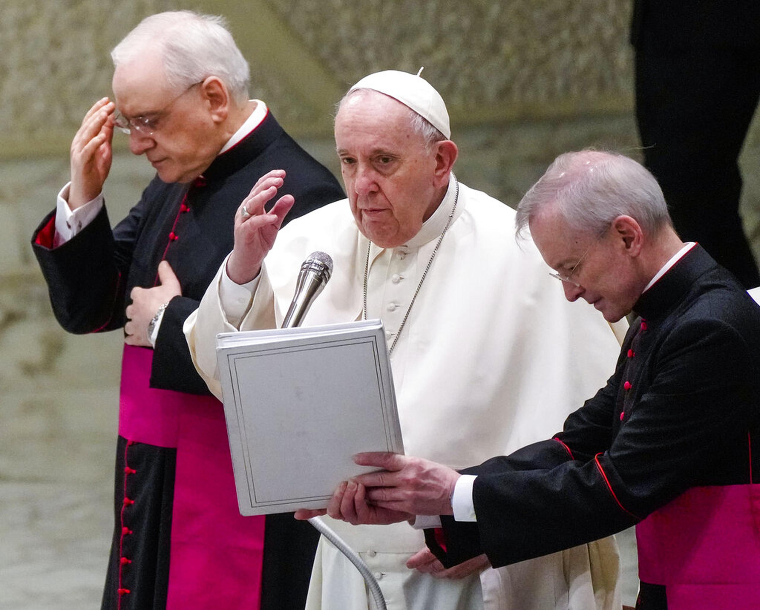 El papa Francisco, el monseñor Leonardo Sapienza y el monseñor Guido Marini durante la bendición en la audiencia general.