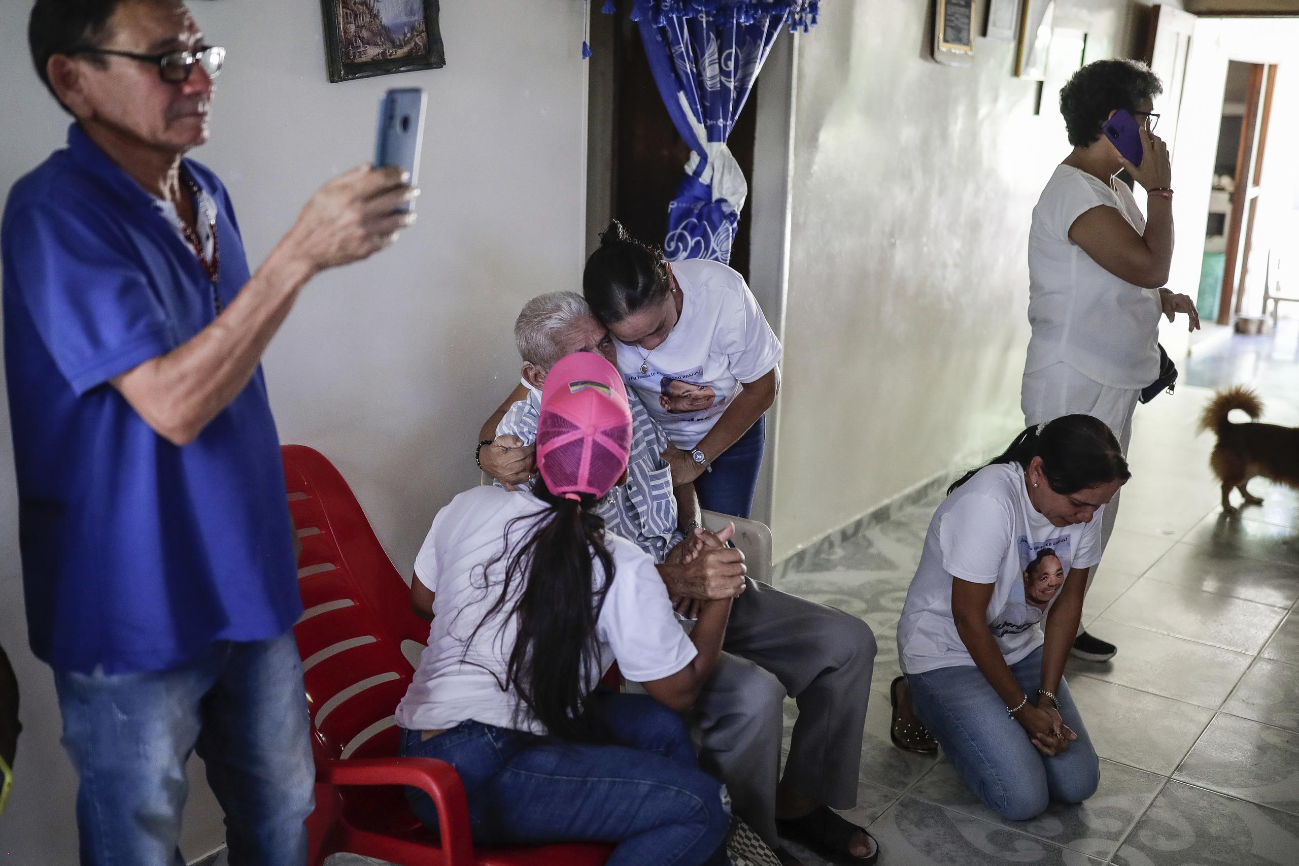 La familia de Luis Manuel Díaz espera en su casa familiar para reunirse con él en Barrancas, Colombia, luego de recibir la noticia de que fue liberado por sus secuestradores.