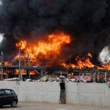 Estalla incendio en puerto de Beirut