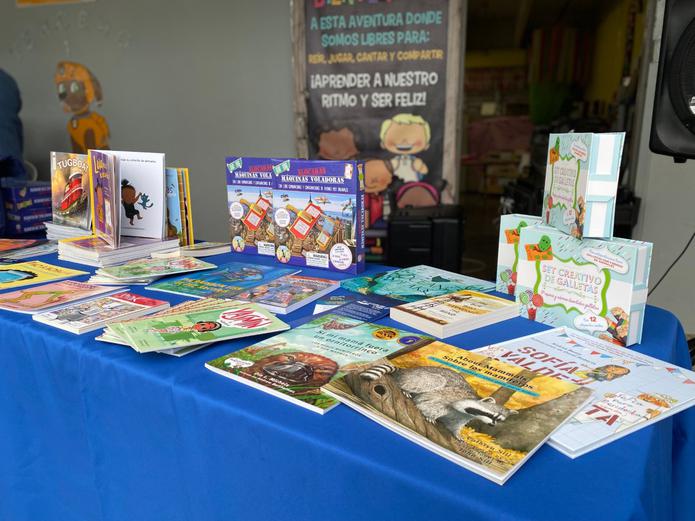La American Federation of Teachers junto a la Asociación de Maestros de Puerto Rico distribuyó libros de texto en la escuela elemental Rafael Colón Salgado, en Bayamón.