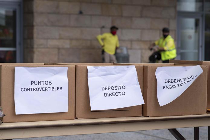 La entrega de documentos por servicarro para desempleo regular y PUA debutaron el pasado lunes en el Centro de Convenciones de Puerto Rico. Arriba, cajas donde se depositan los documentos entregados por los ciudadanos.