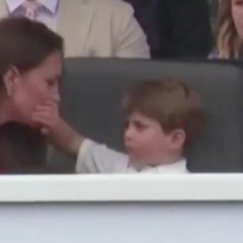 Príncipe Louis le da un tapa boca a Kate Middleton 