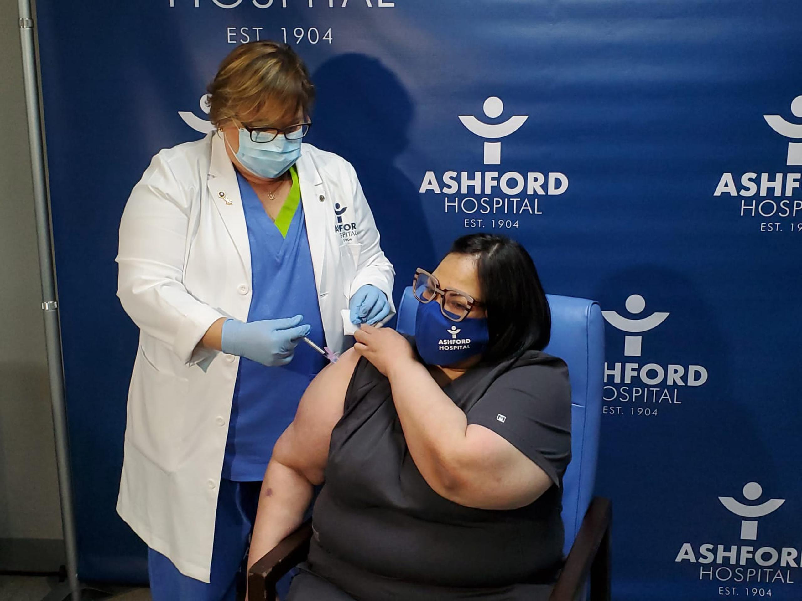 La terapista respiratoria Yahaira Alicea, primera persona vacunada en la Isla, afirmó al recibir su segunda dosis que se sentía más segura, y exhortó a toda la población a vacunarse.