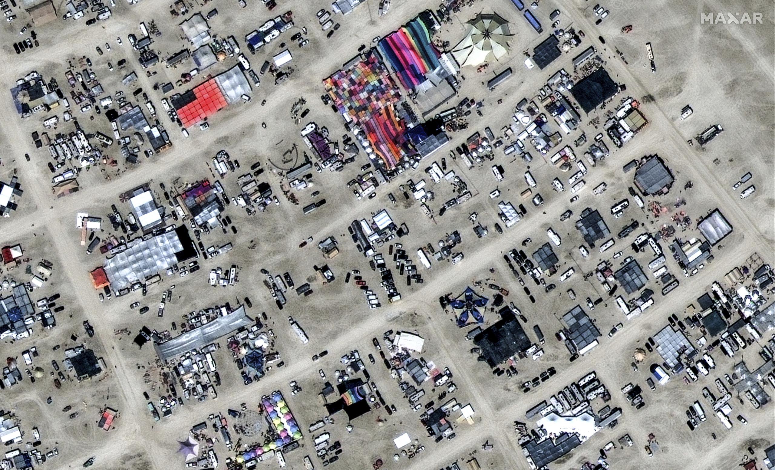 En esta imagen satelital, proporcionada por Maxar Technologies, se ofrece una toma aérea del festival Burning Man el domingo 27 de agosto de 2023, en Black Rock, Nevada. (©2023 Maxar Technologies vía AP)