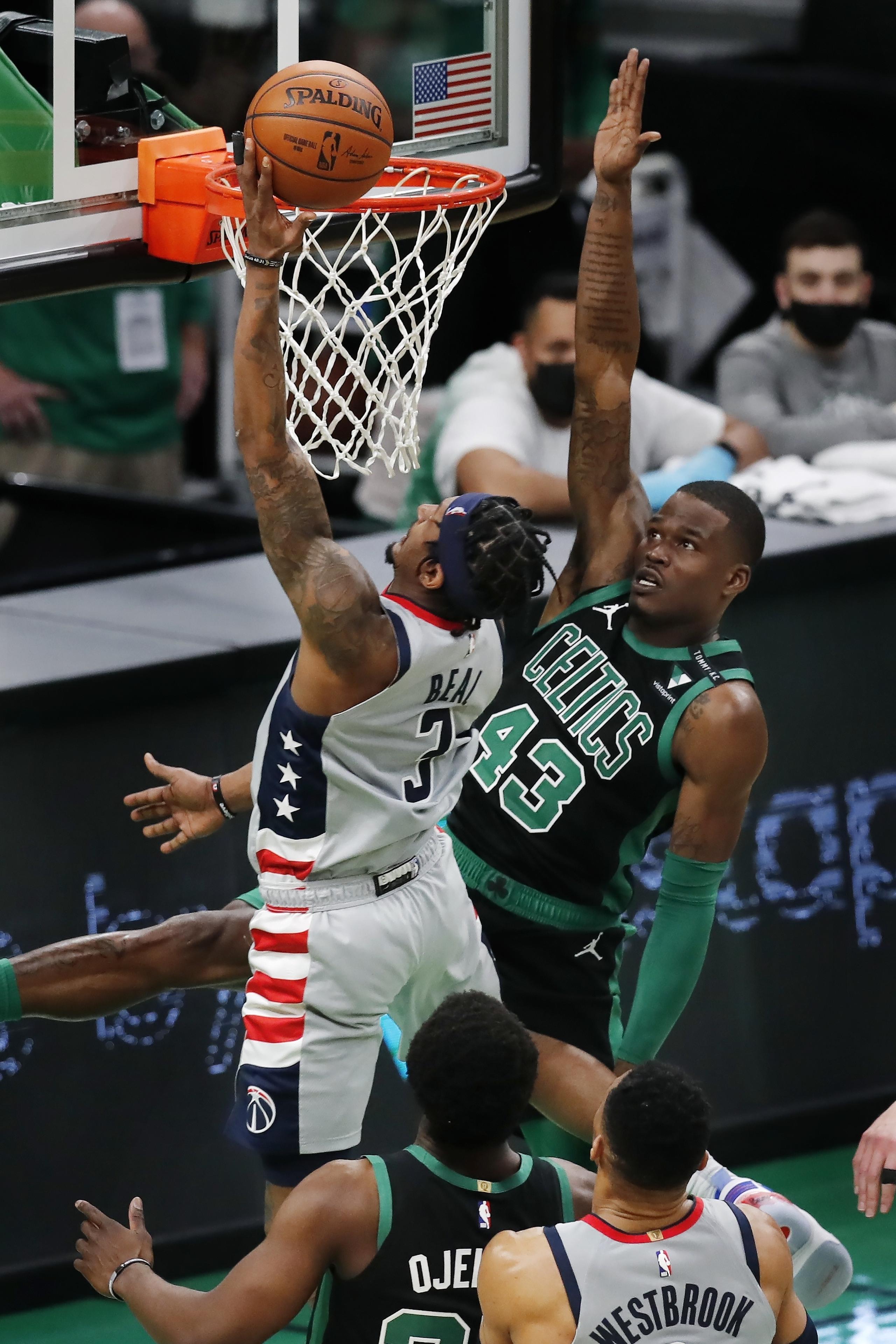Bradley Beal, de los Wizards (3), realiza un intento ante la defensa de Javonte Green, de los Celtics de Boston.