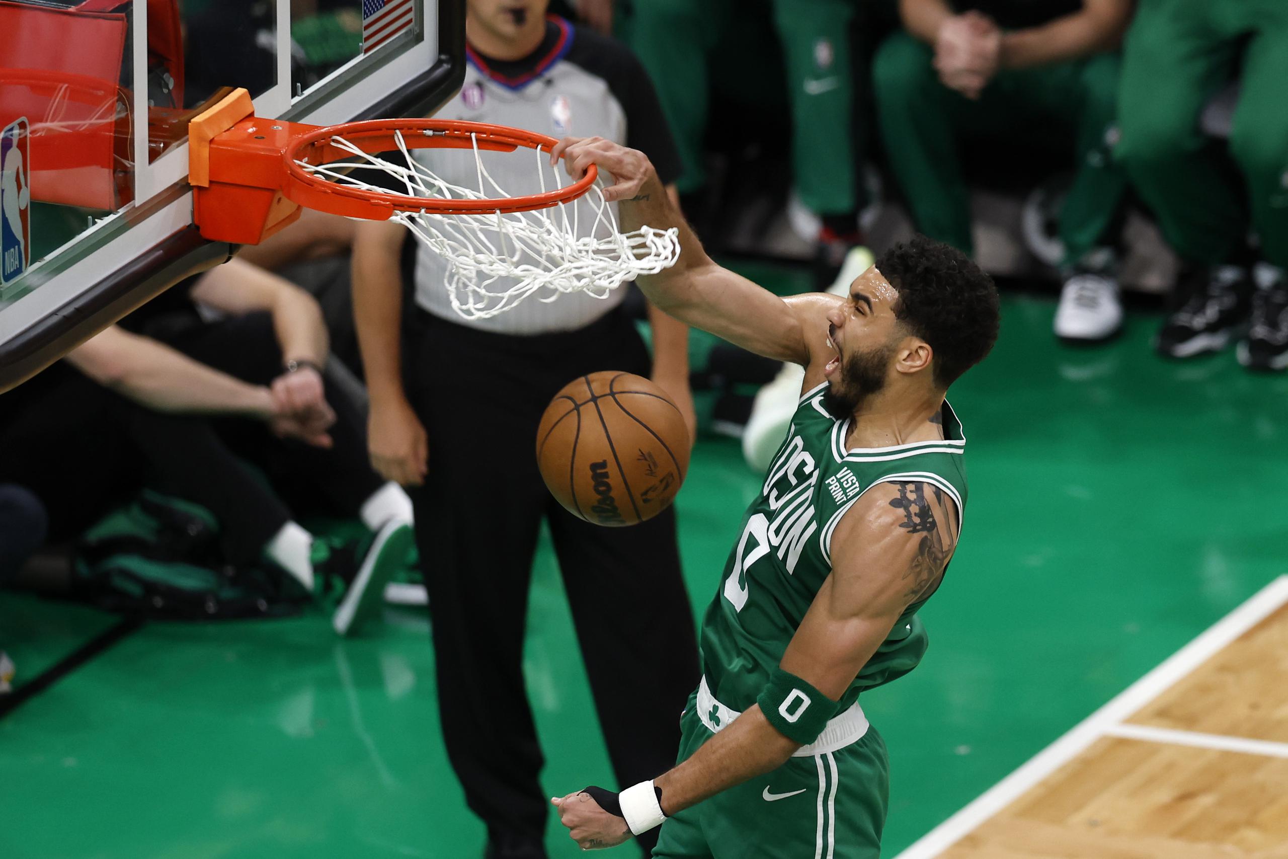 El delantero de los Celtics de Boston, Jayson Tatum, deja escapar un grito durante un donqueo en el partido ante el Heat de Miami el jueves.
