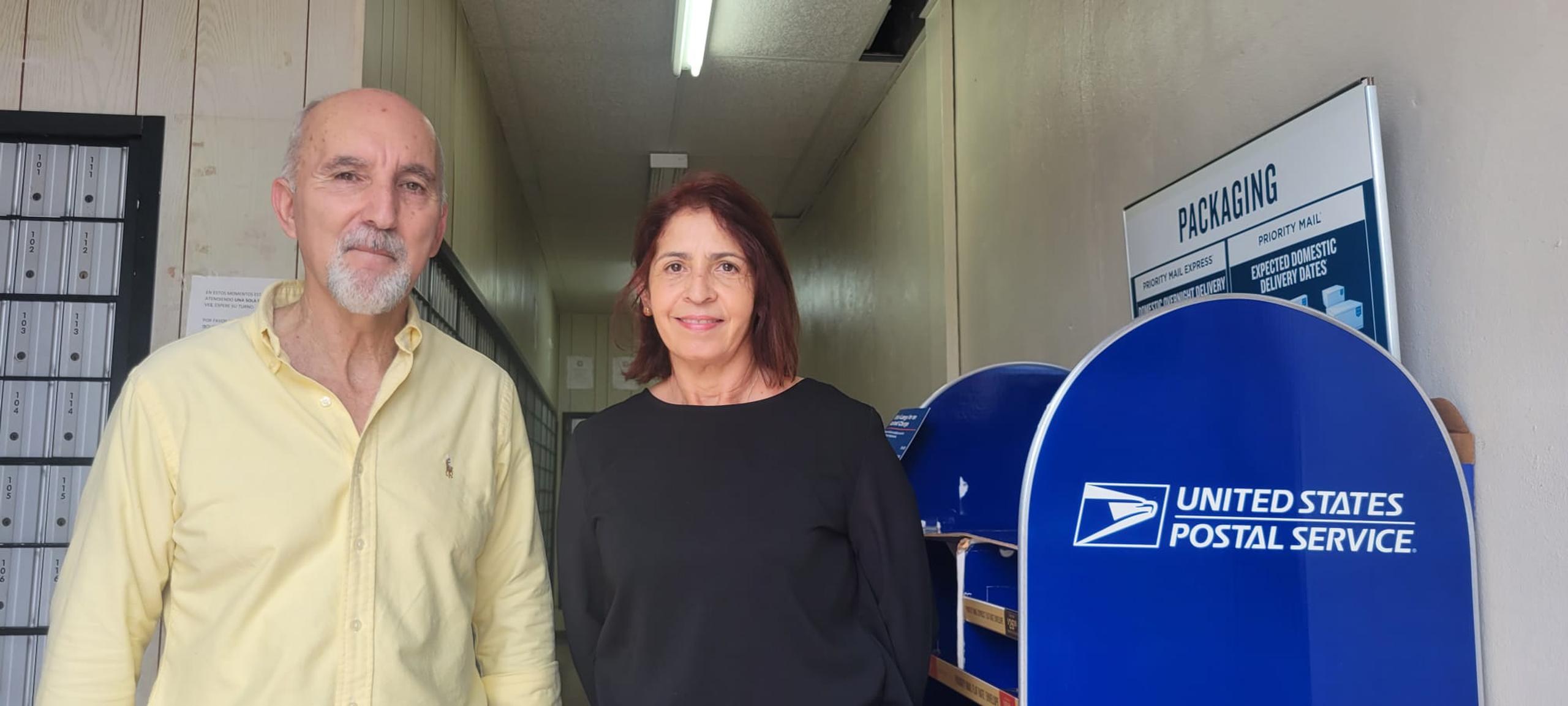 José Mariani, junto a su esposa, Flor Ostolaza, empleados del Servicio Postal de Castañer.