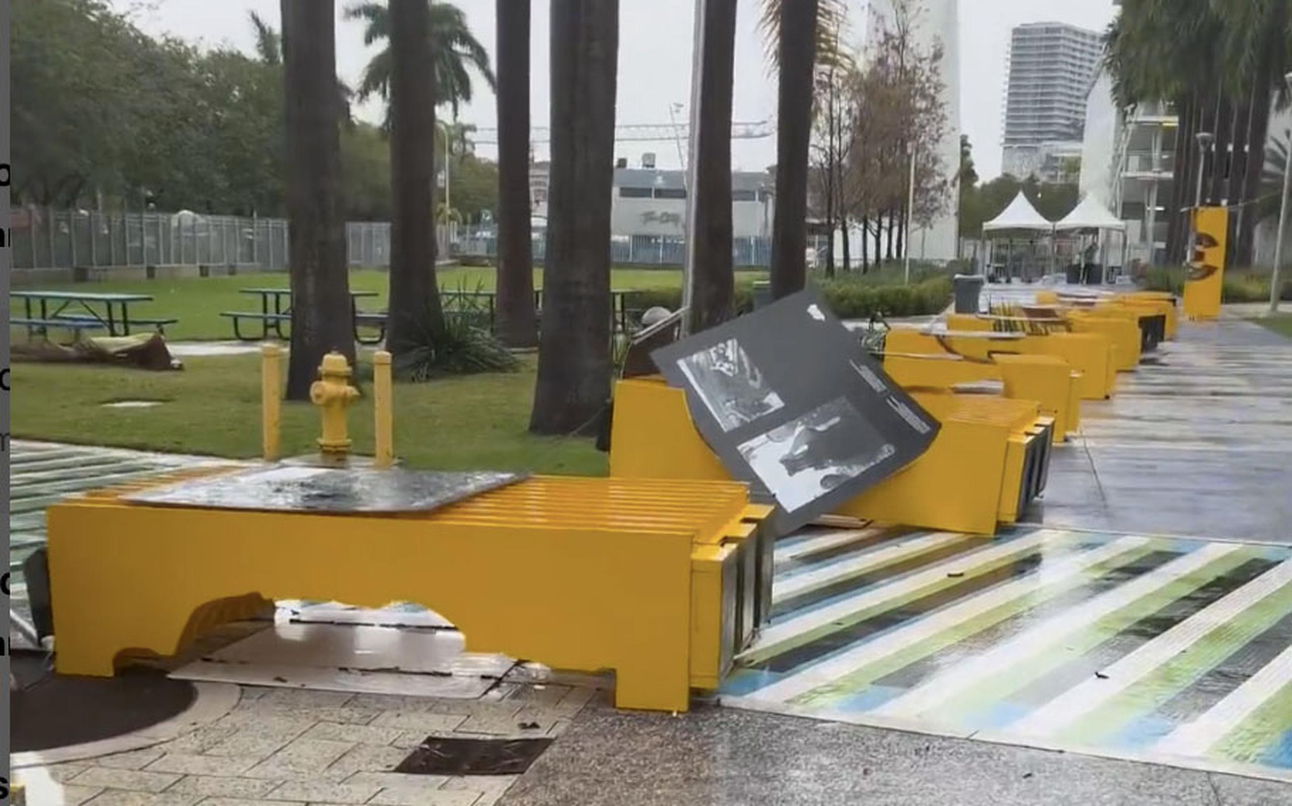 La exposición '3,000' de GFR Media fue derrumbada por el tornado que ocurrió a las afueras del loanDepot Park, en Miami, Florida.