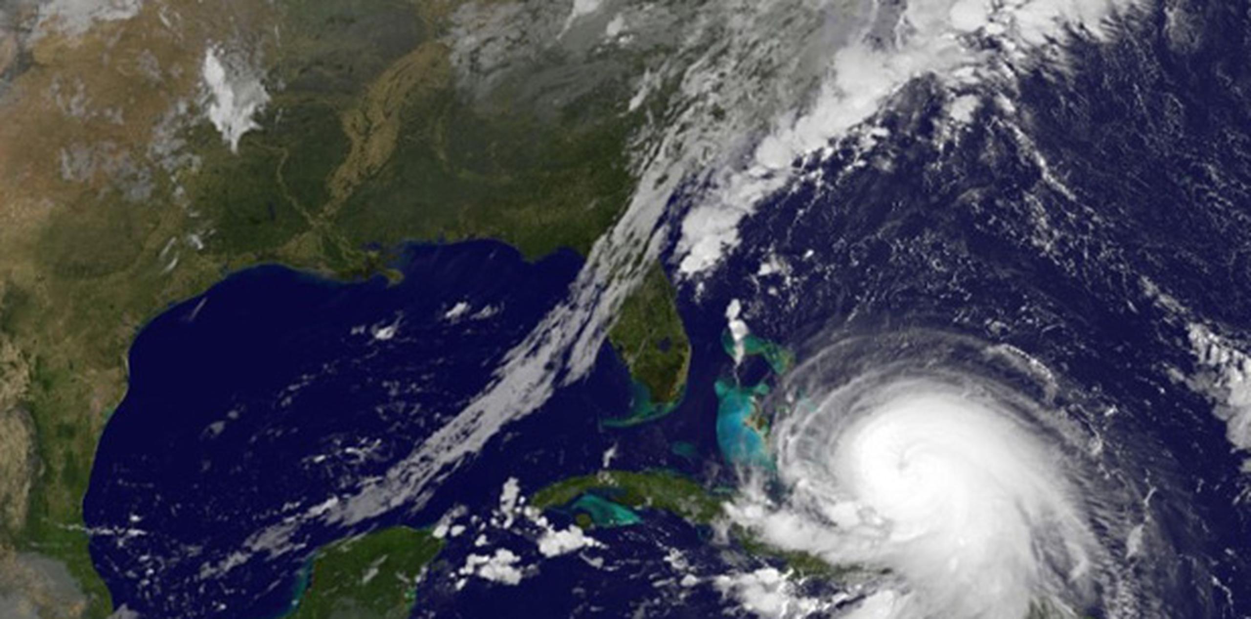 Joaquín es desde la noche del miércoles un huracán de categoría 3.  (AP)