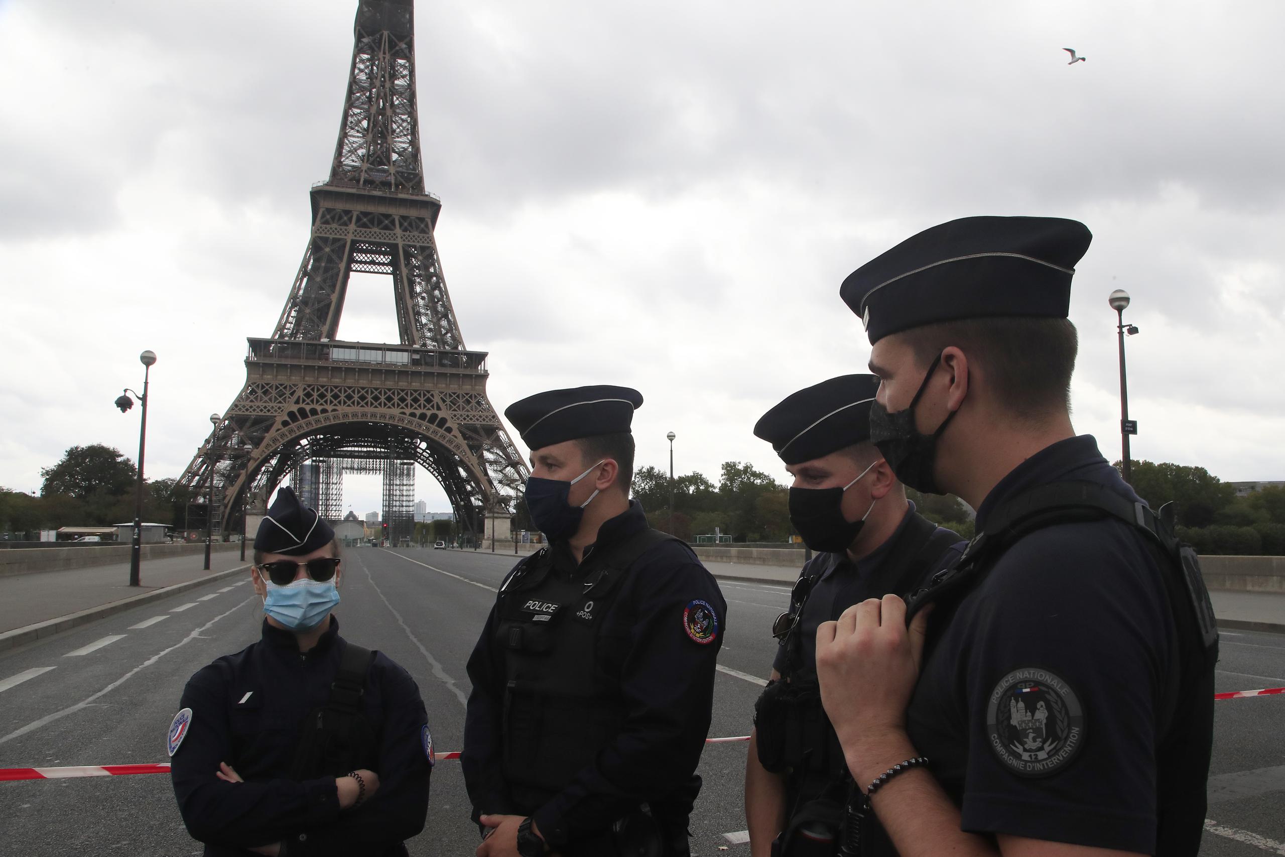 Agentes de la policía francesa aseguraron la zona tras la llamada.