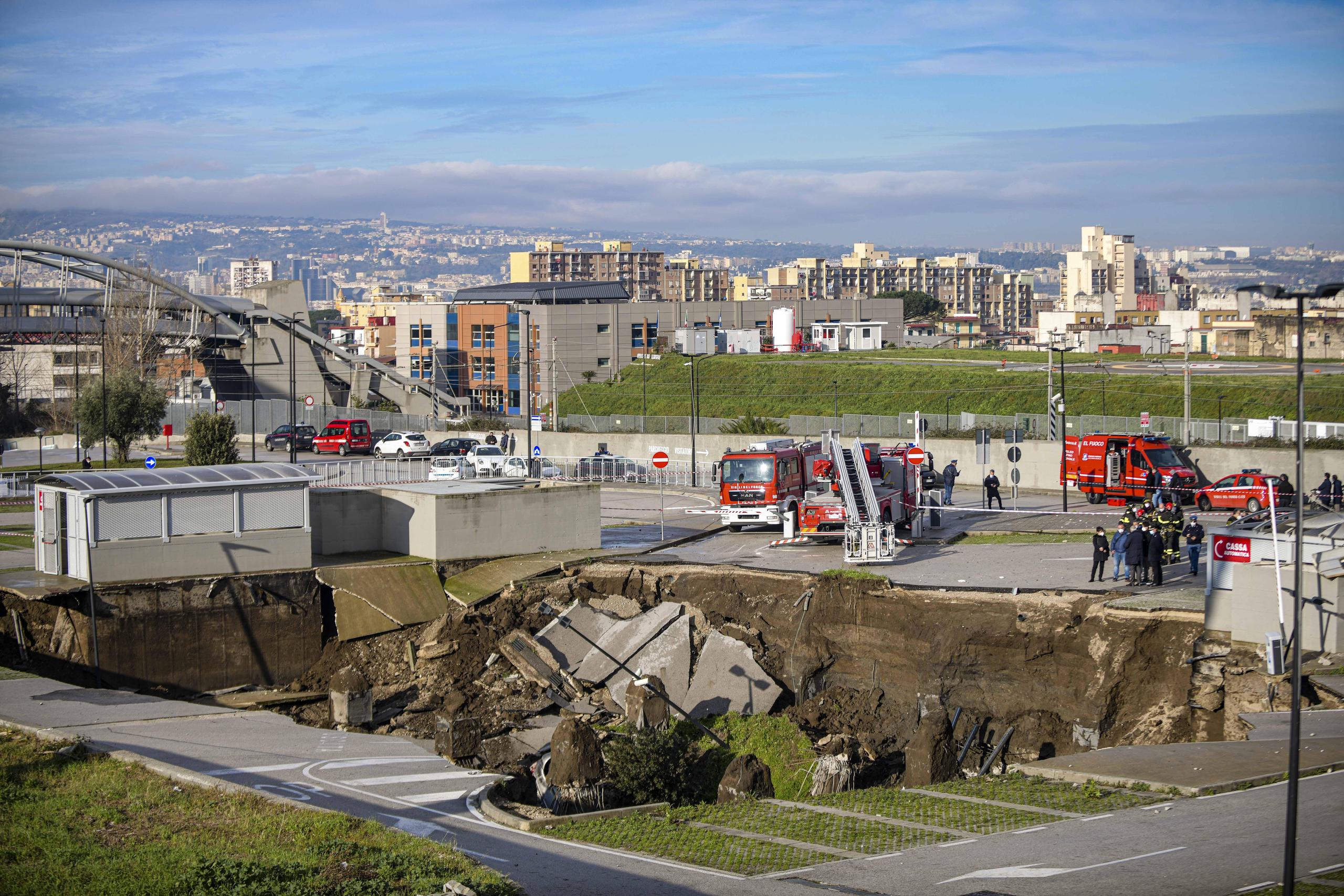 El gigantesco boquete de más de 60 pies de profundidad se abrió durante la noche en el estacionamiento del Hospital del Mar, en Nápoles.