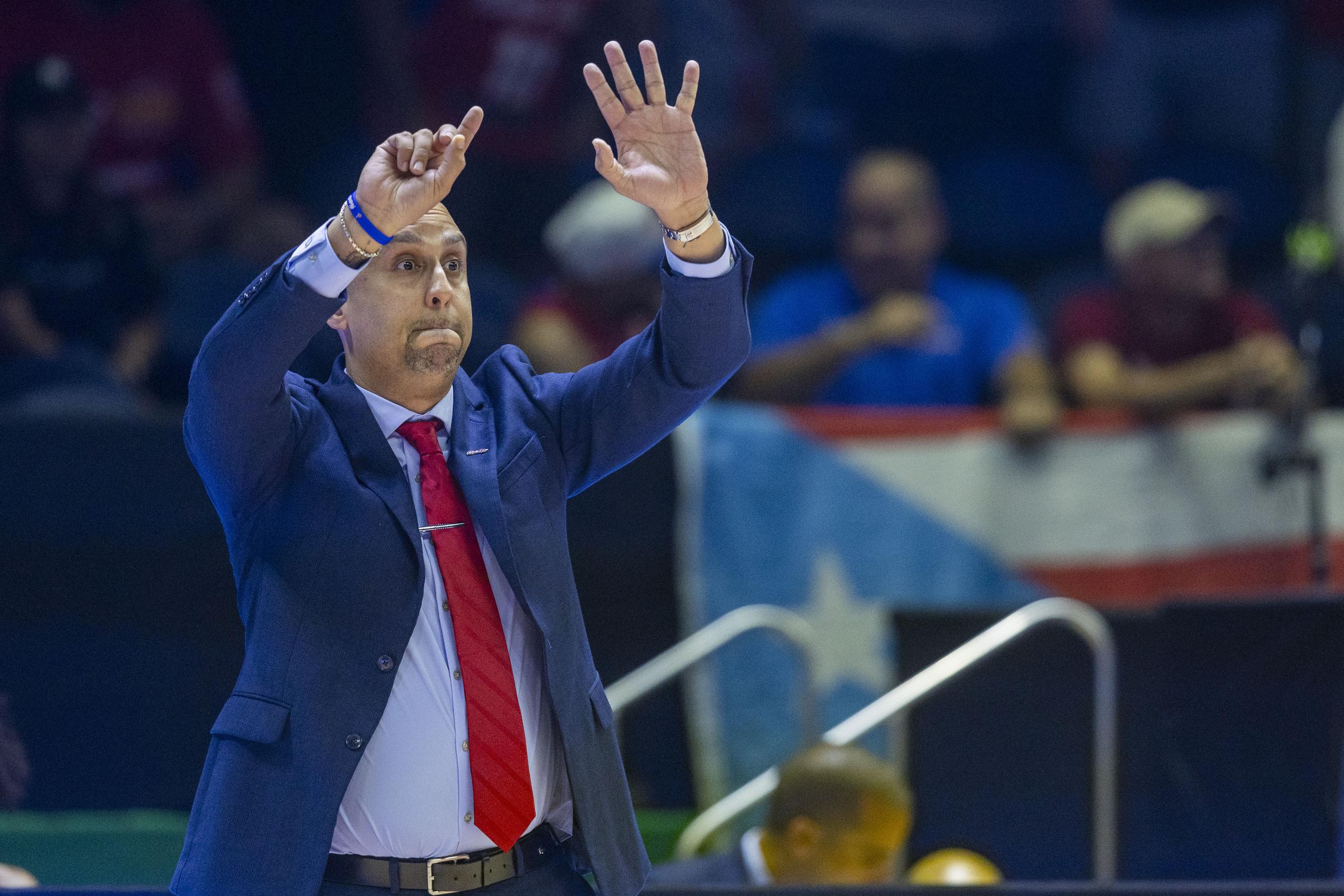 El técnico boricua, Nelson Colón, imparte instrucciones en la Copa del Mundo de la FIBA 2023.