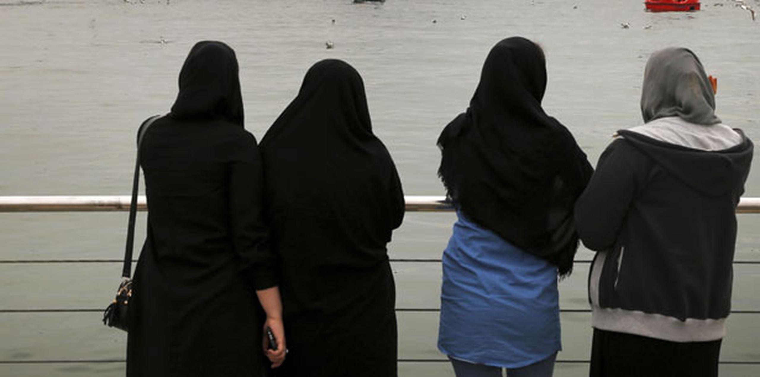 La acusada se quitó el pañuelo en la calle Enghelab de Teherán para “alentar la corrupción mediante la eliminación del hijab en público”. (Archivo)